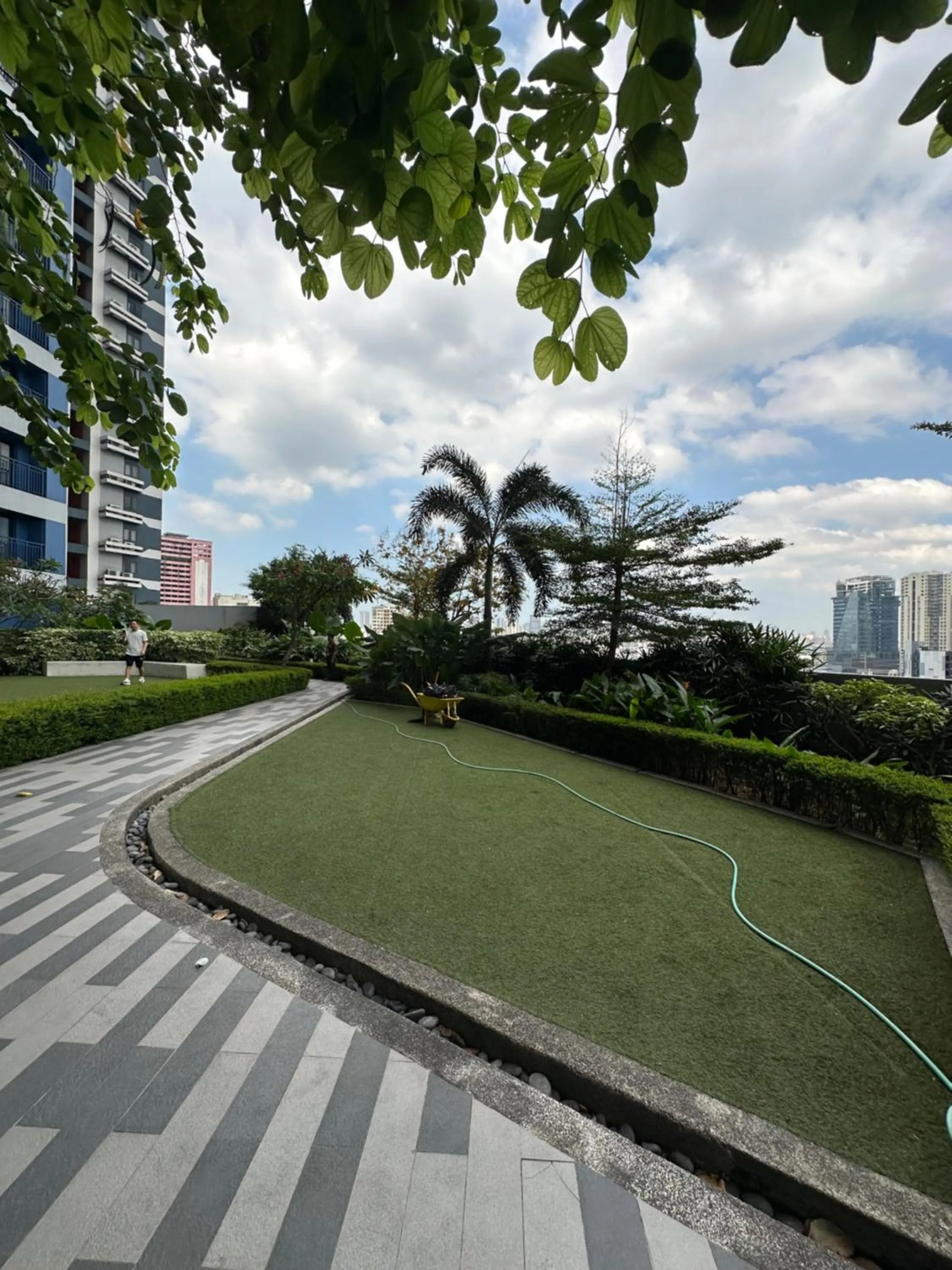 Heart of Makati, Fully furnished condo, cbd central location