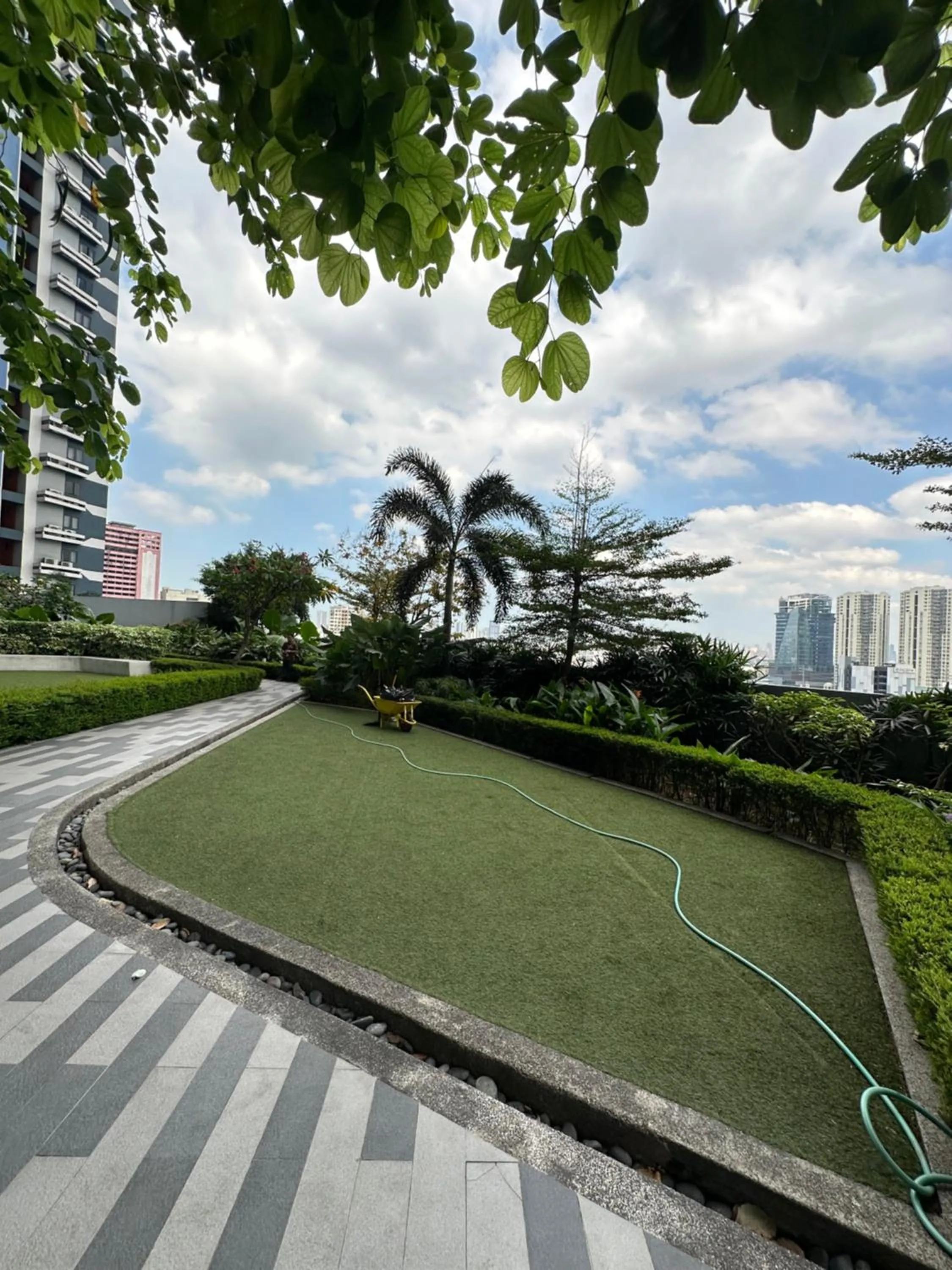 Heart of Makati, Fully furnished condo, cbd central location