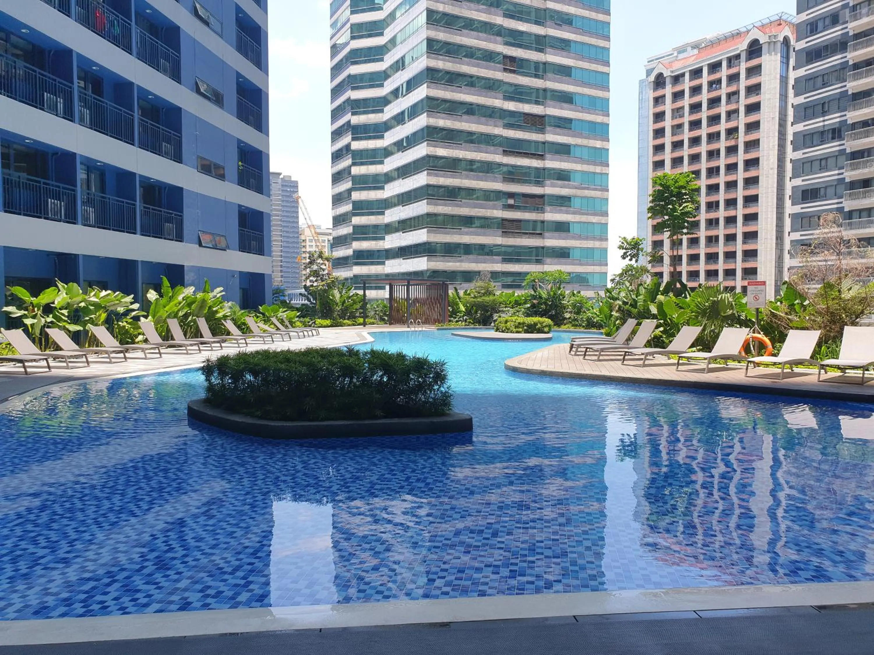 Swimming pool in Heart of Makati, Fully furnished condo, cbd central location