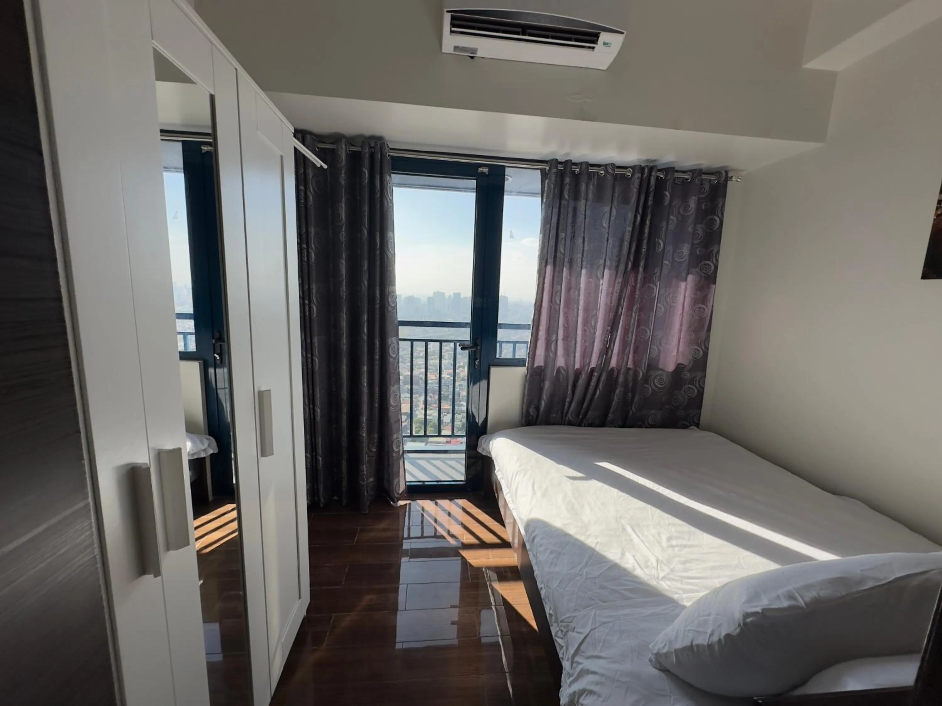 Bed in Heart of Makati, Fully furnished condo, cbd central location