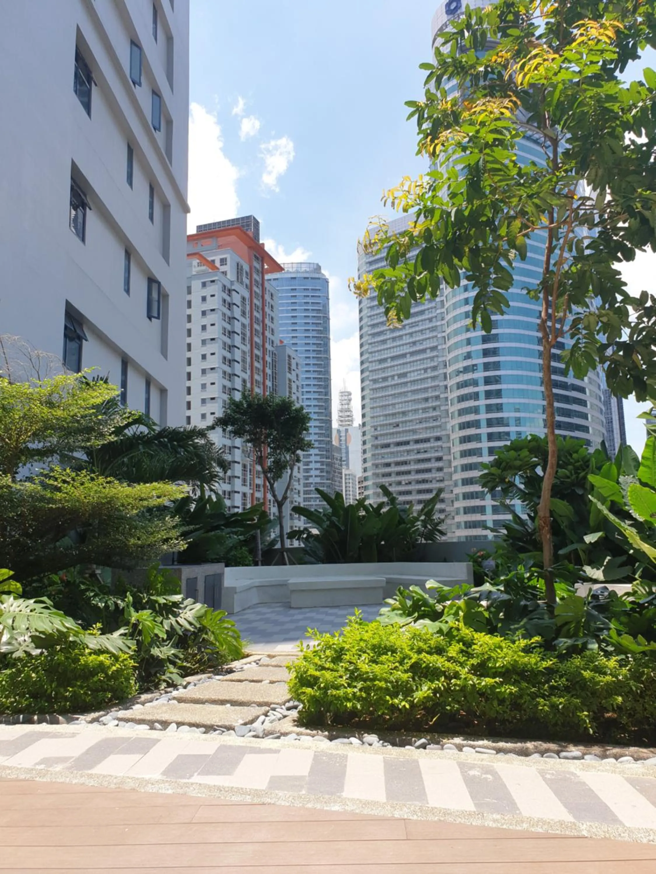 Natural landscape in Heart of Makati, Fully furnished condo, cbd central location