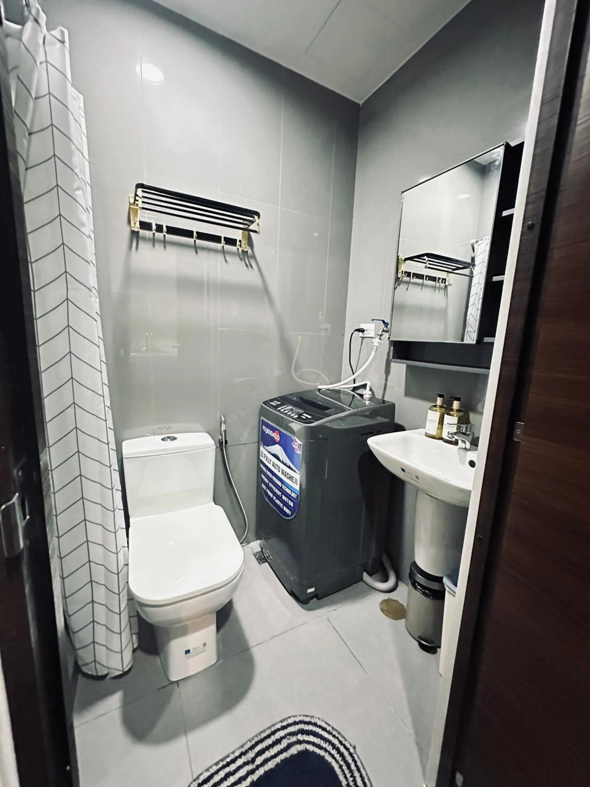 Shower in Heart of Makati, Fully furnished condo, cbd central location