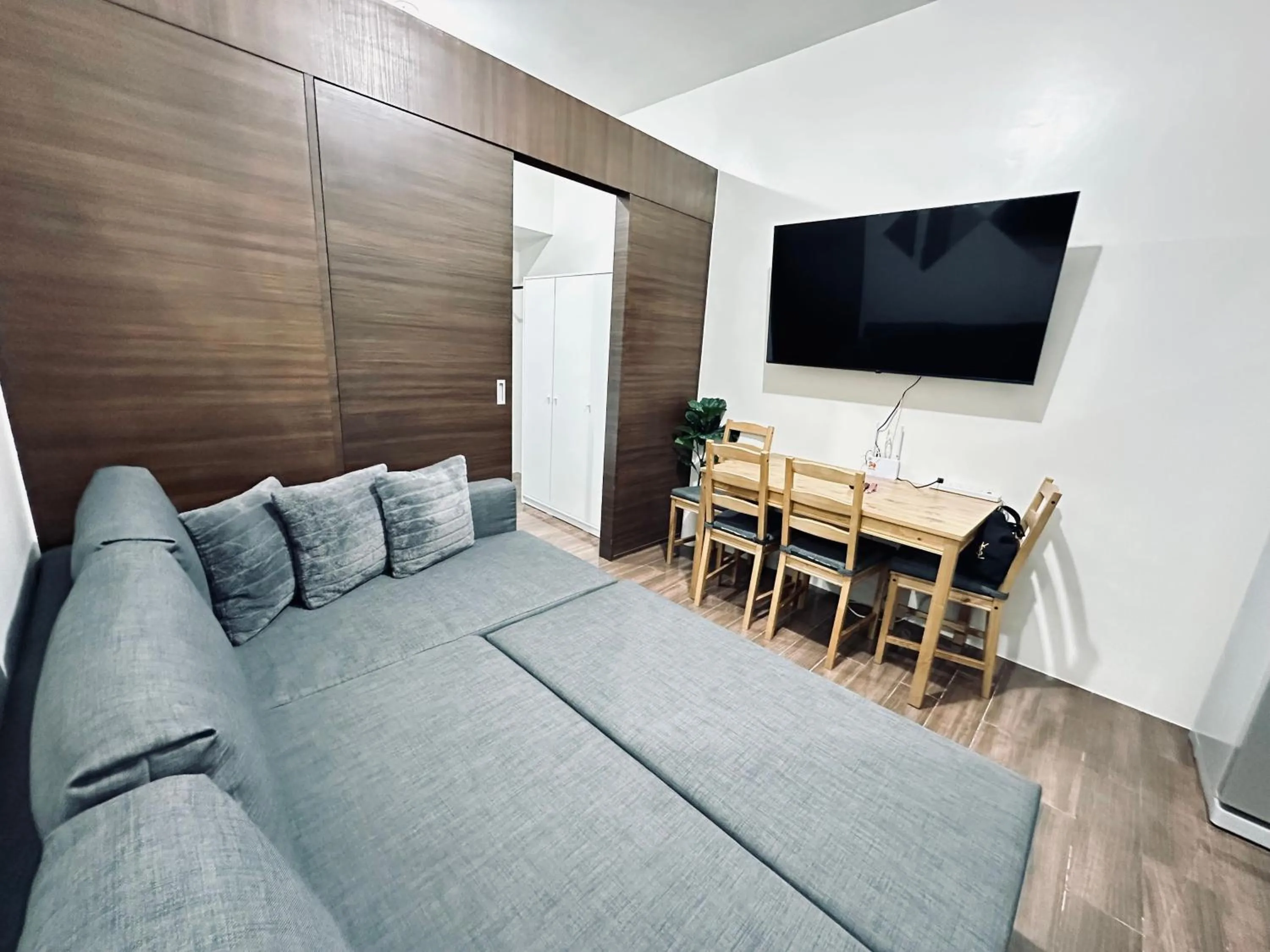 TV and multimedia in Heart of Makati, Fully furnished condo, cbd central location