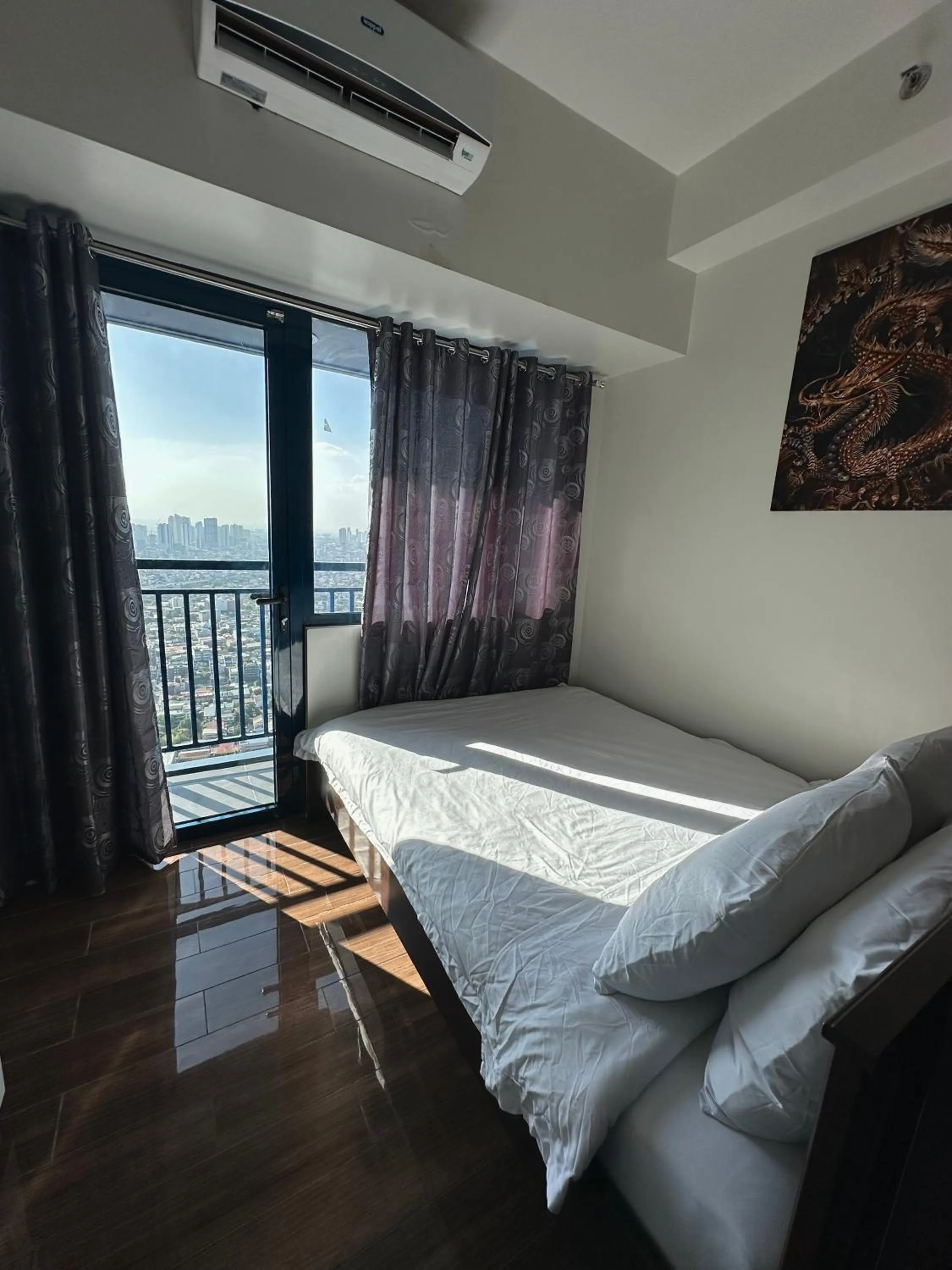 Bed in Heart of Makati, Fully furnished condo, cbd central location