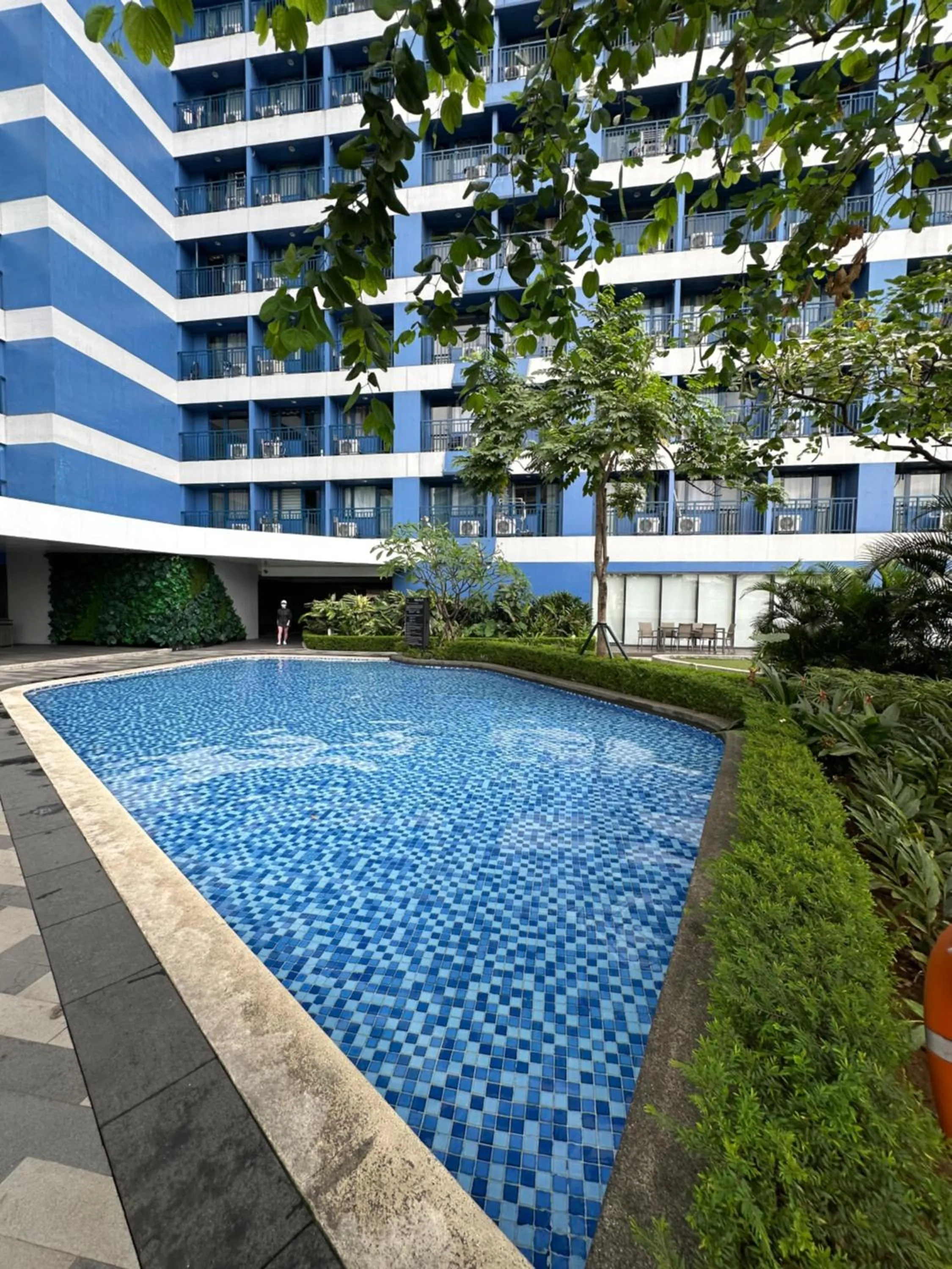 Heart of Makati, Fully furnished condo, cbd central location