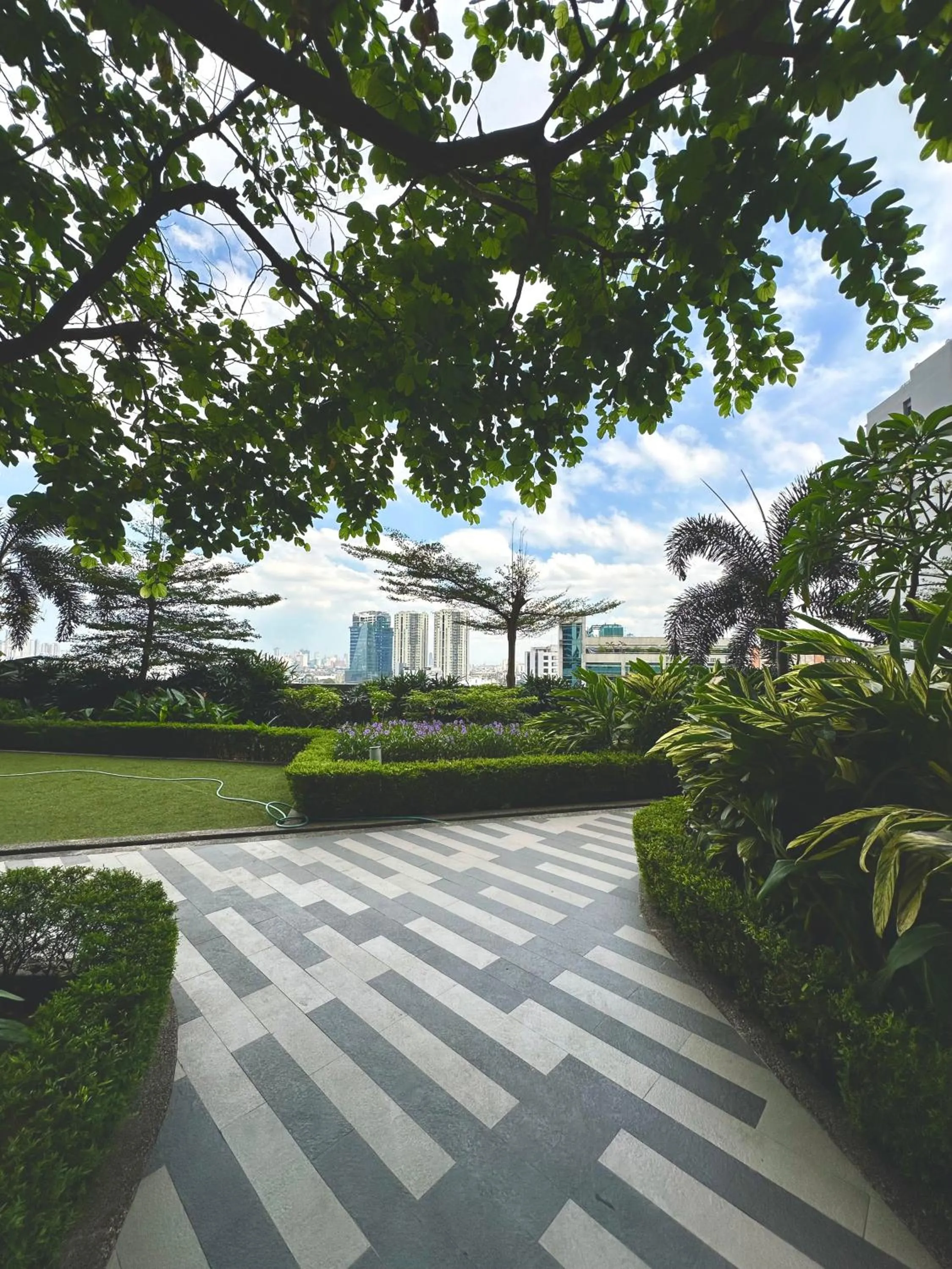 Heart of Makati, Fully furnished condo, cbd central location