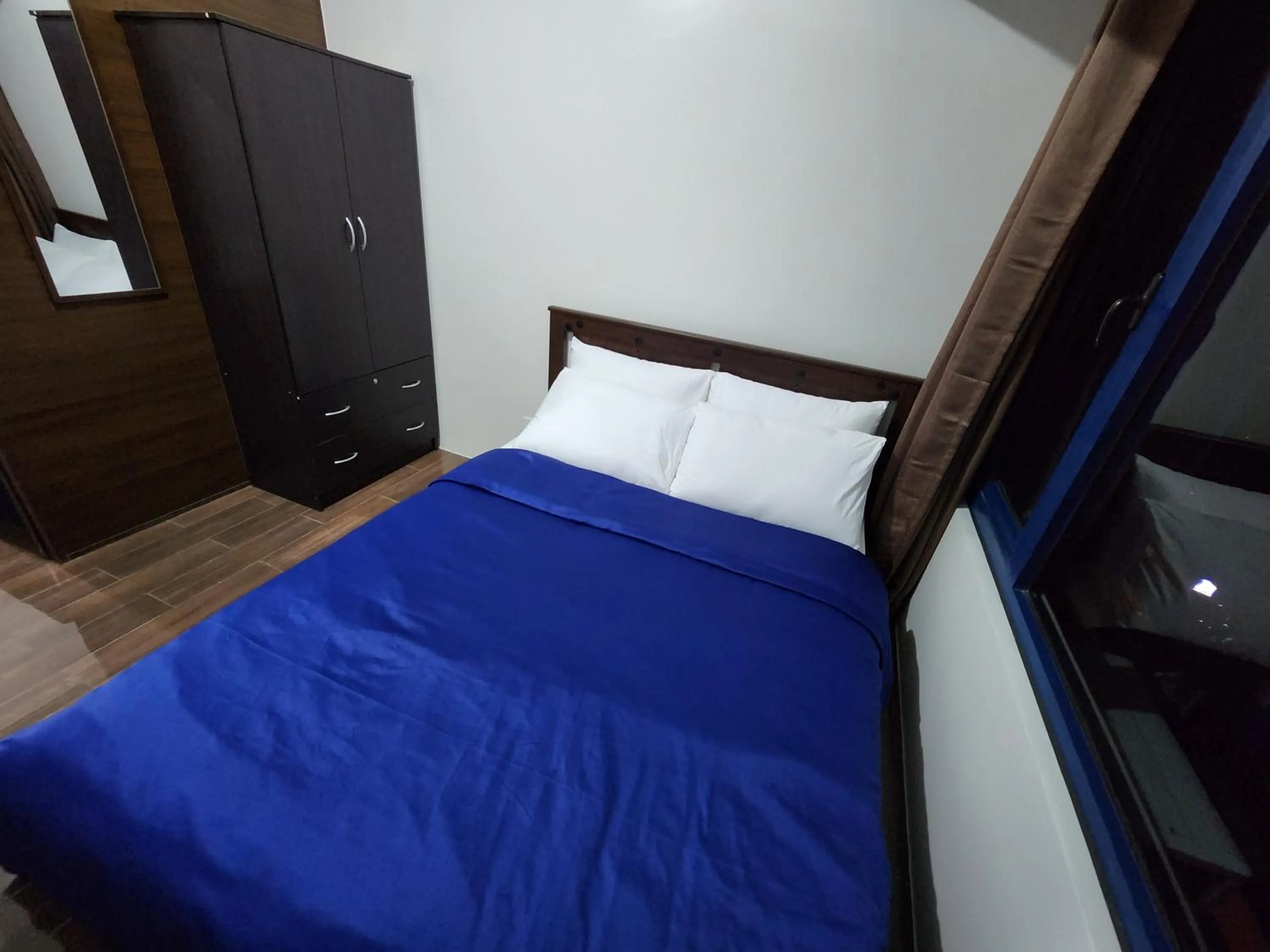 Bed in Heart of Makati, Fully furnished condo, cbd central location