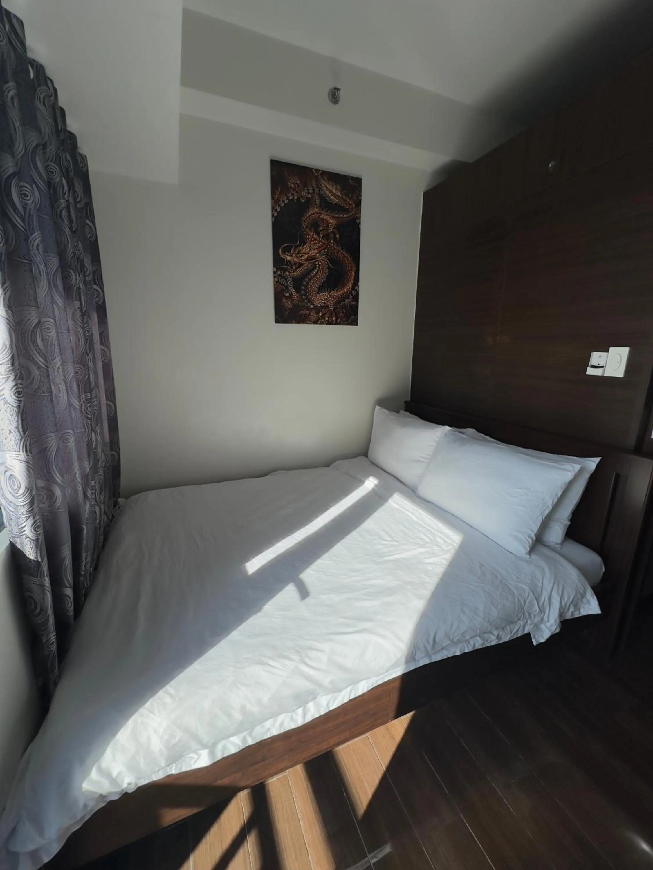 Bed in Heart of Makati, Fully furnished condo, cbd central location