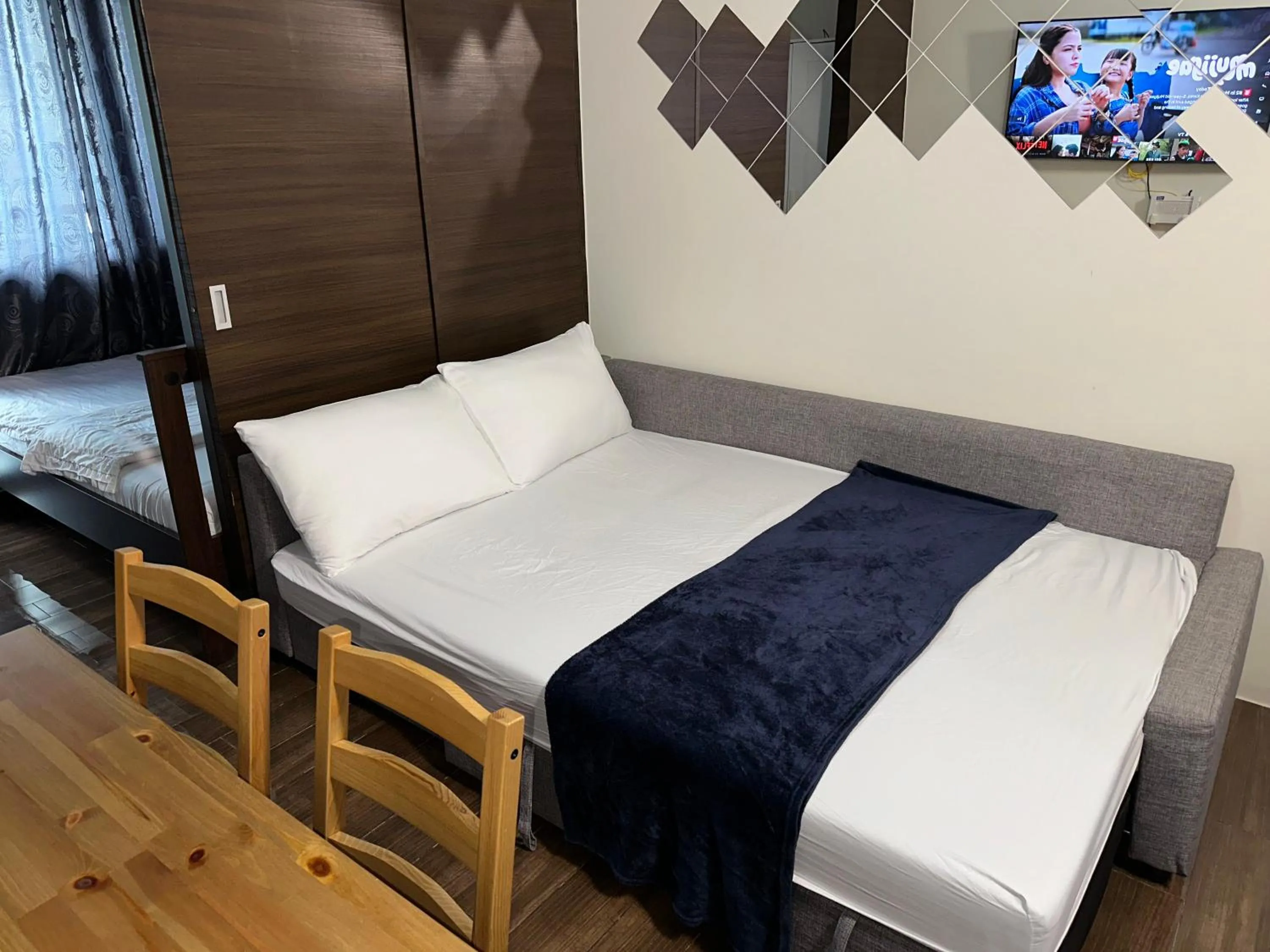 Bed in Heart of Makati, Fully furnished condo, cbd central location