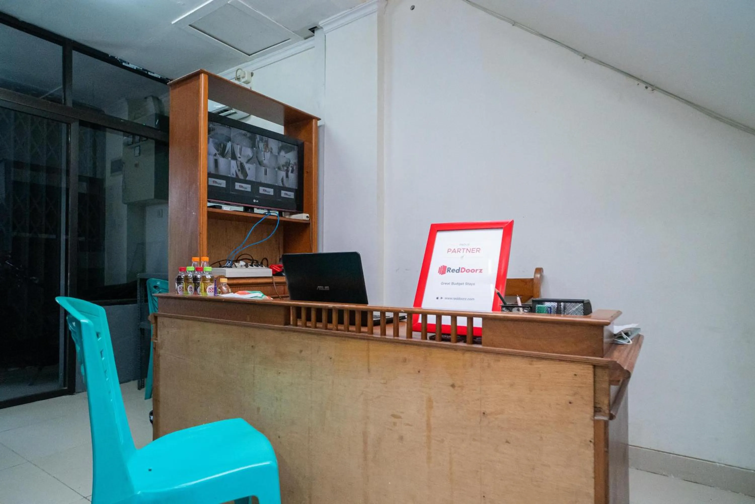 Lobby or reception in RedDoorz @ Aralia Harapan Indah