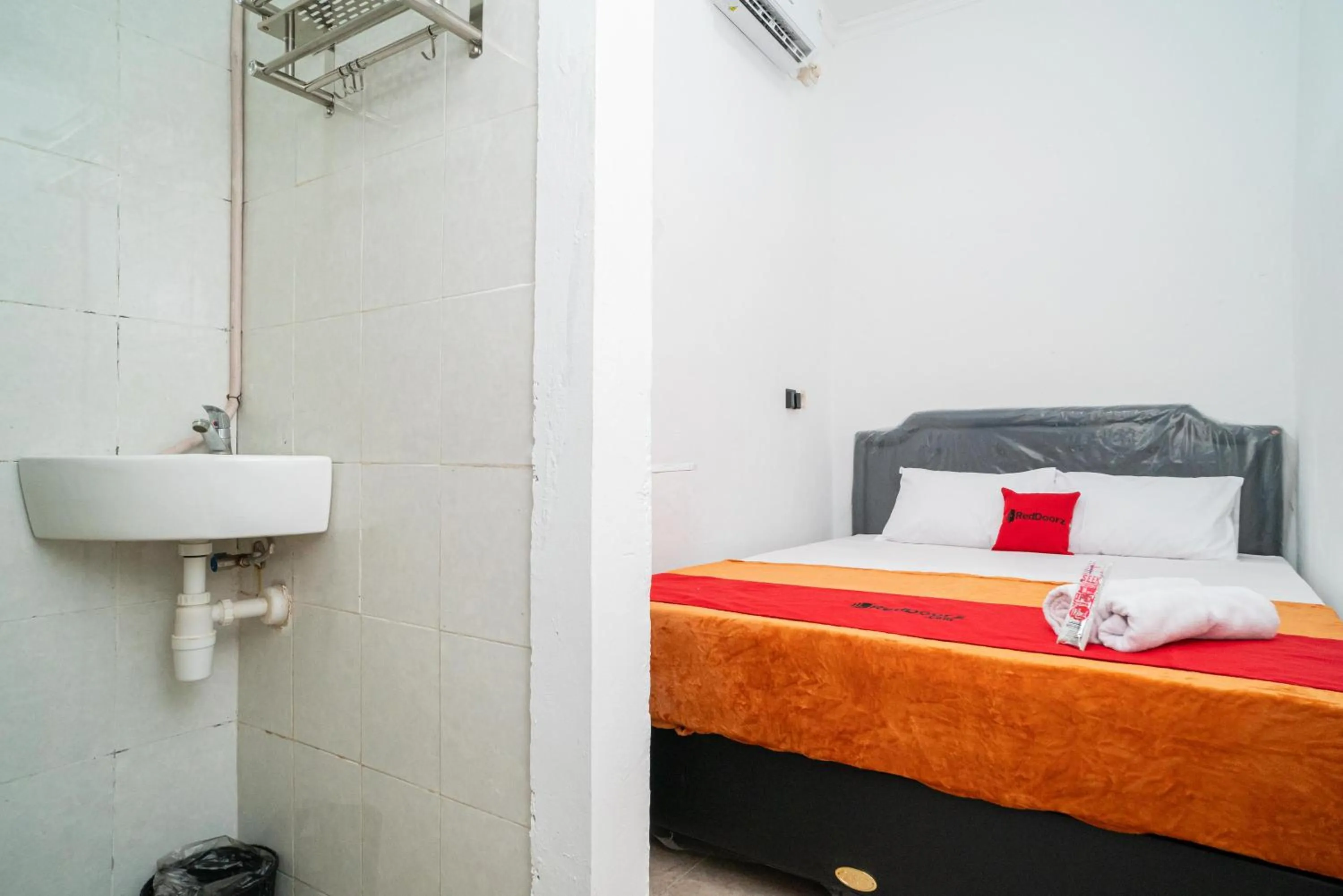 Bedroom, Bed in RedDoorz @ Aralia Harapan Indah