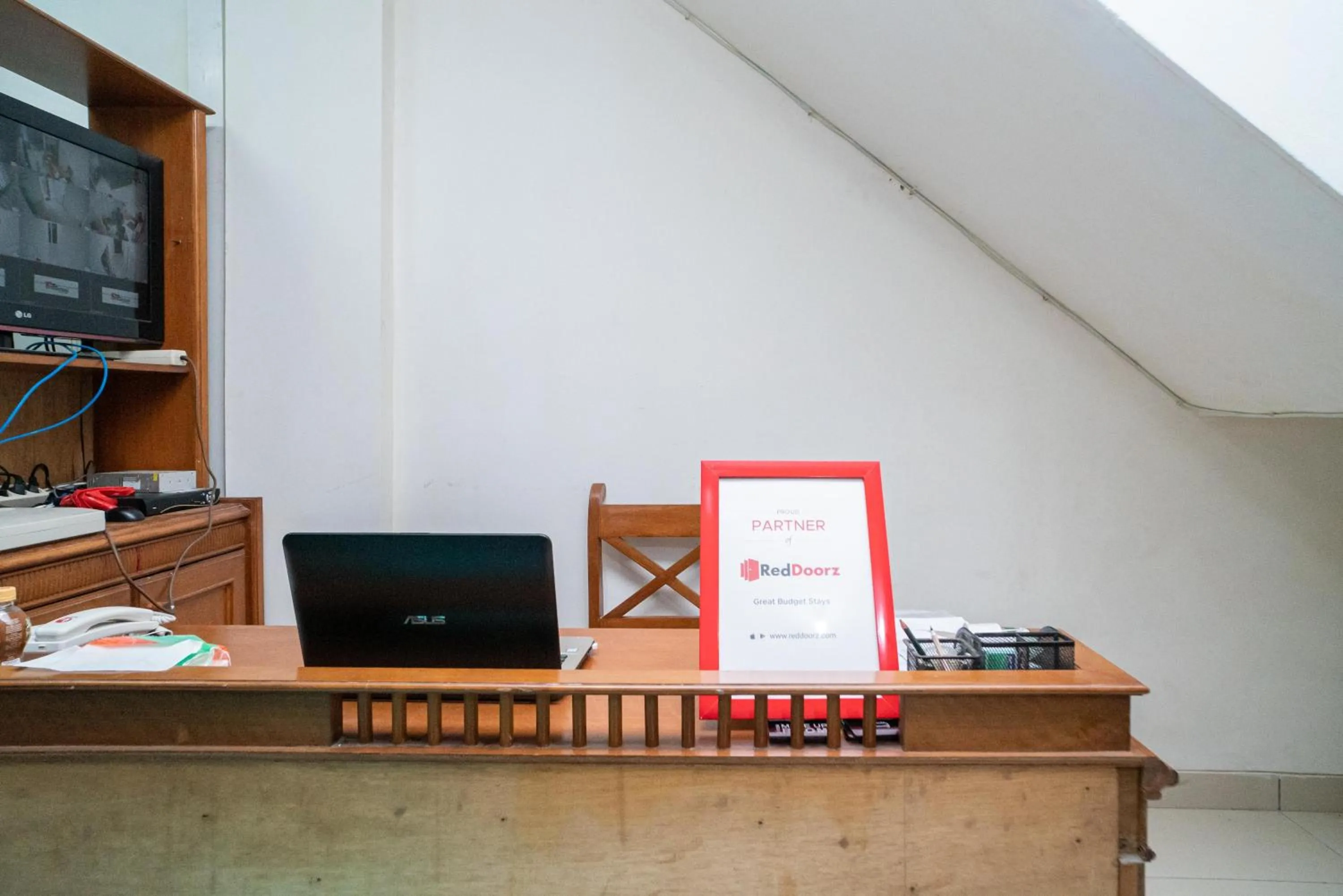 Lobby or reception in RedDoorz @ Aralia Harapan Indah