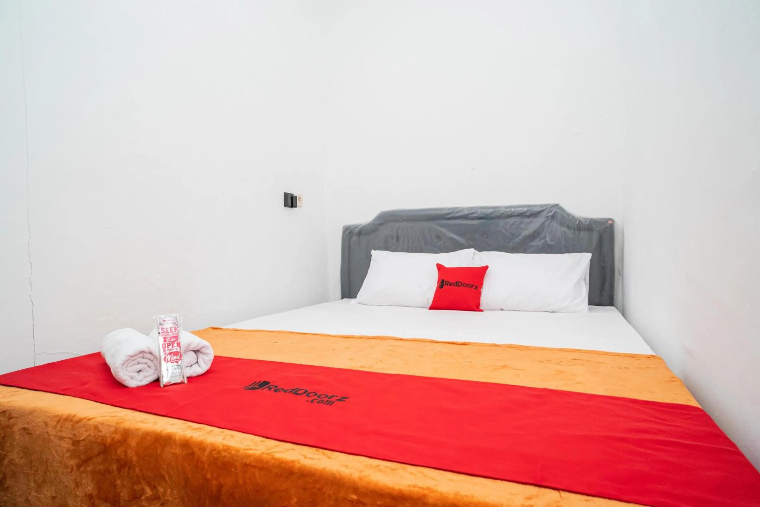 Bedroom, Bed in RedDoorz @ Aralia Harapan Indah