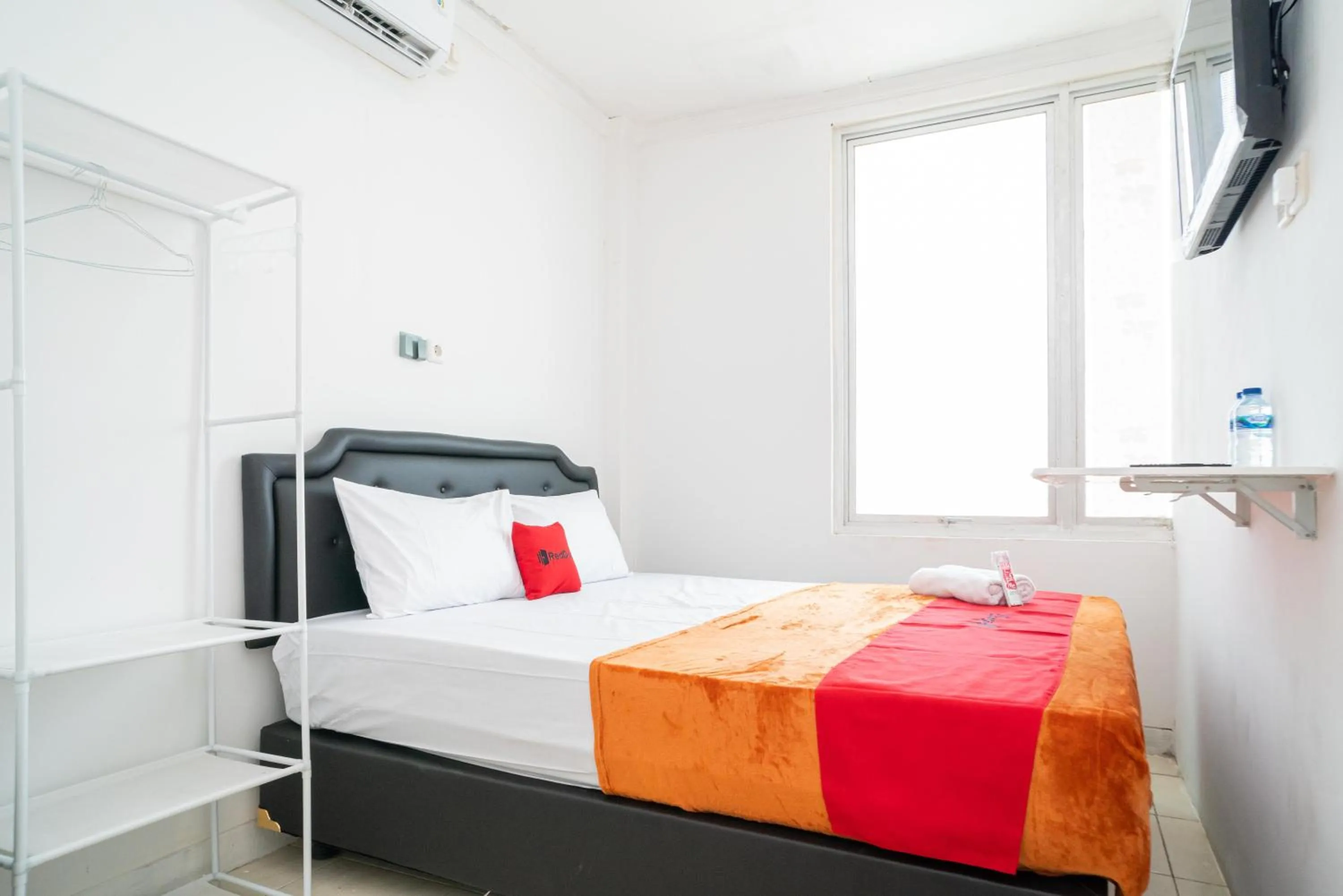 Bedroom, Bed in RedDoorz @ Aralia Harapan Indah