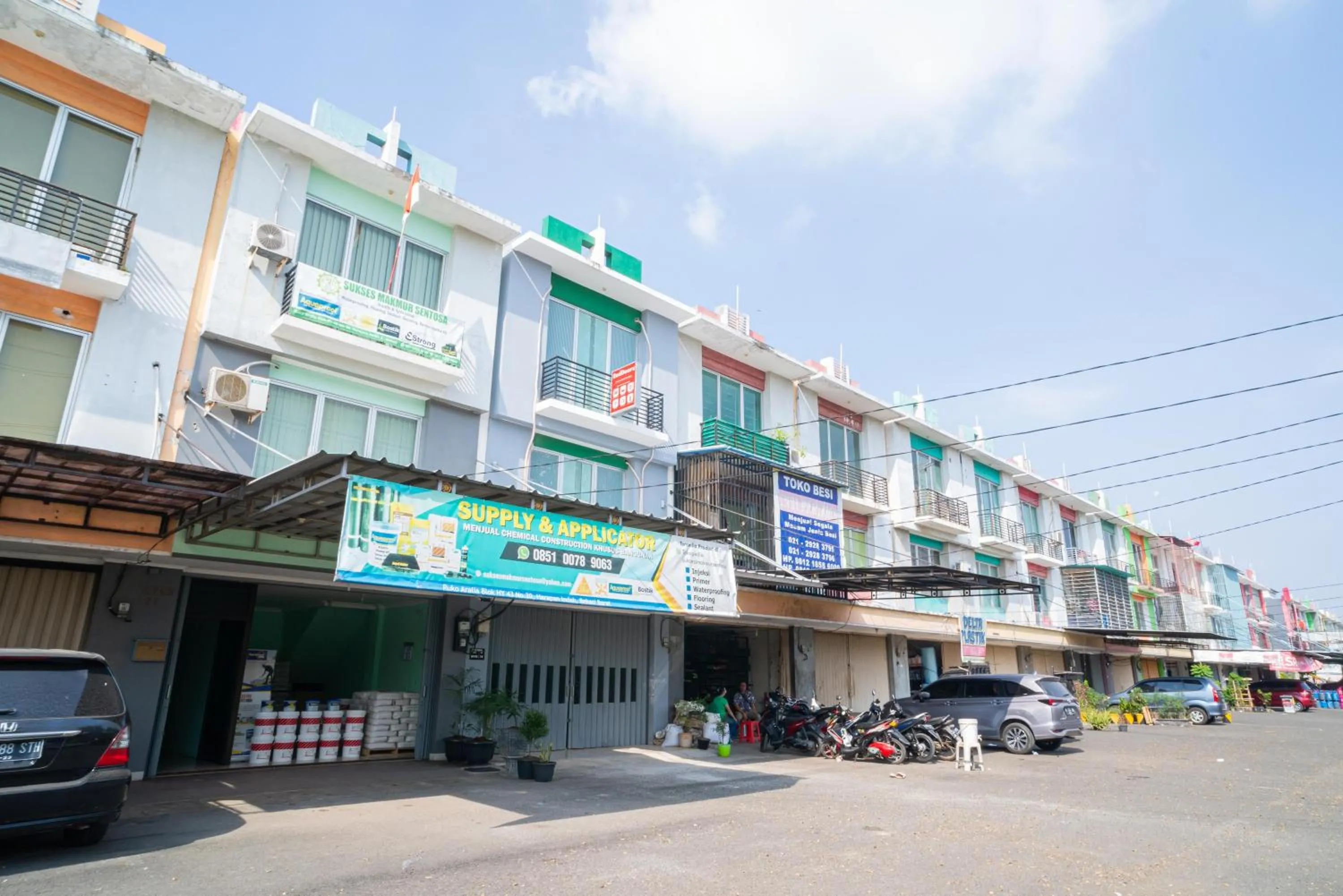 Property building in RedDoorz @ Aralia Harapan Indah