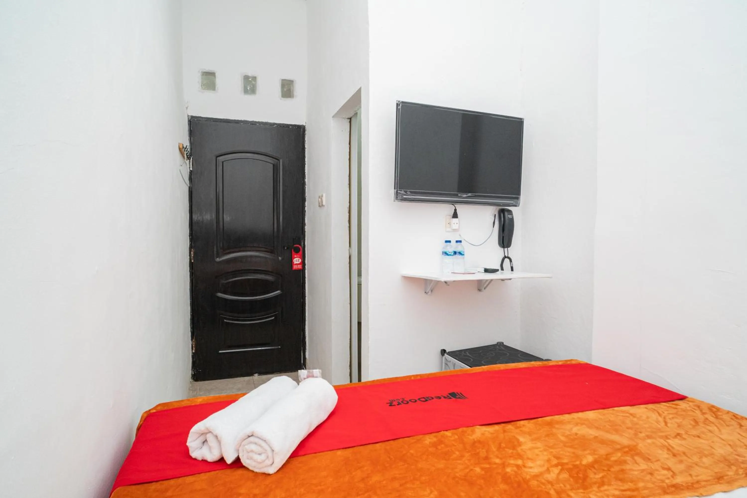 Bedroom, Bed in RedDoorz @ Aralia Harapan Indah