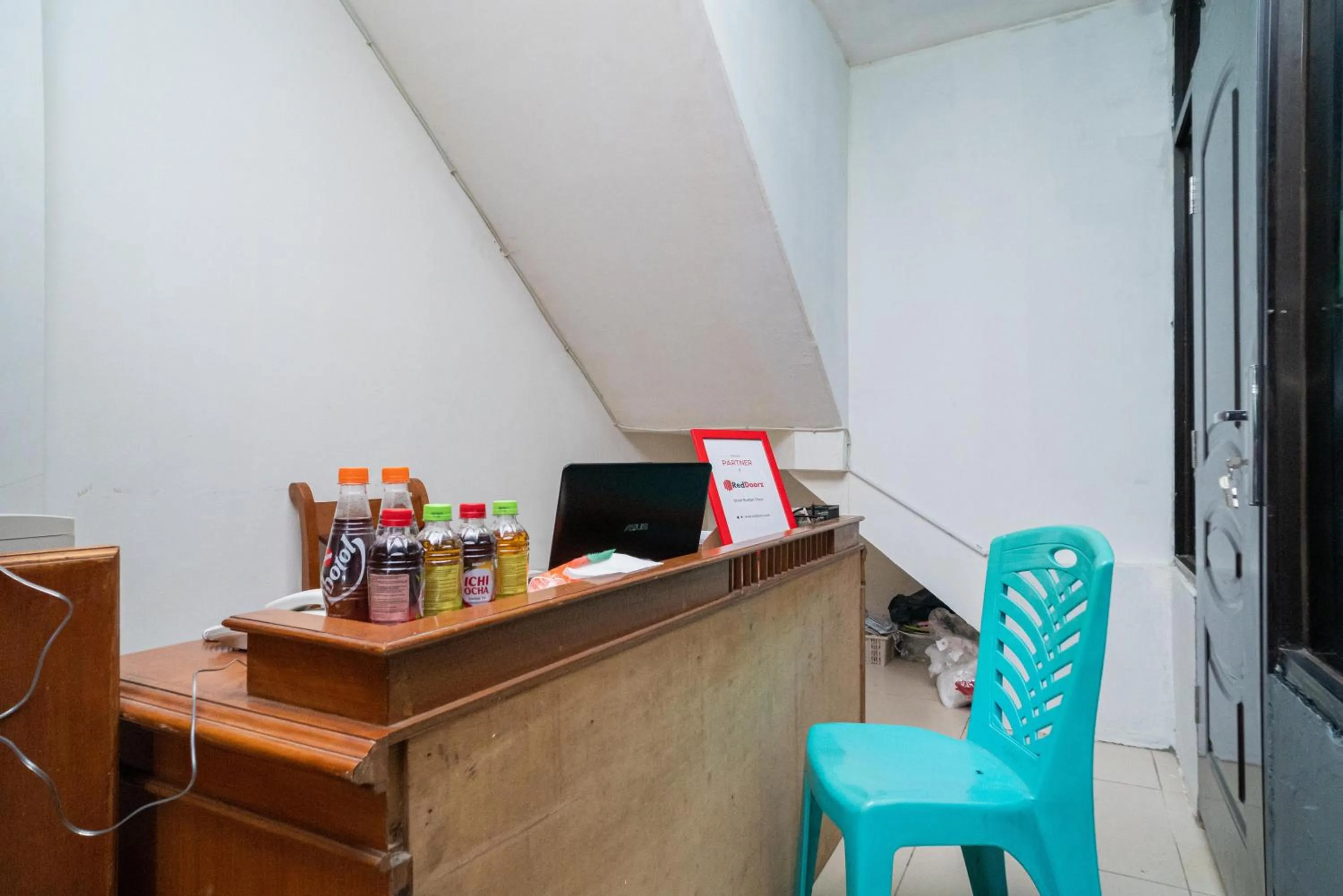 Lobby or reception in RedDoorz @ Aralia Harapan Indah