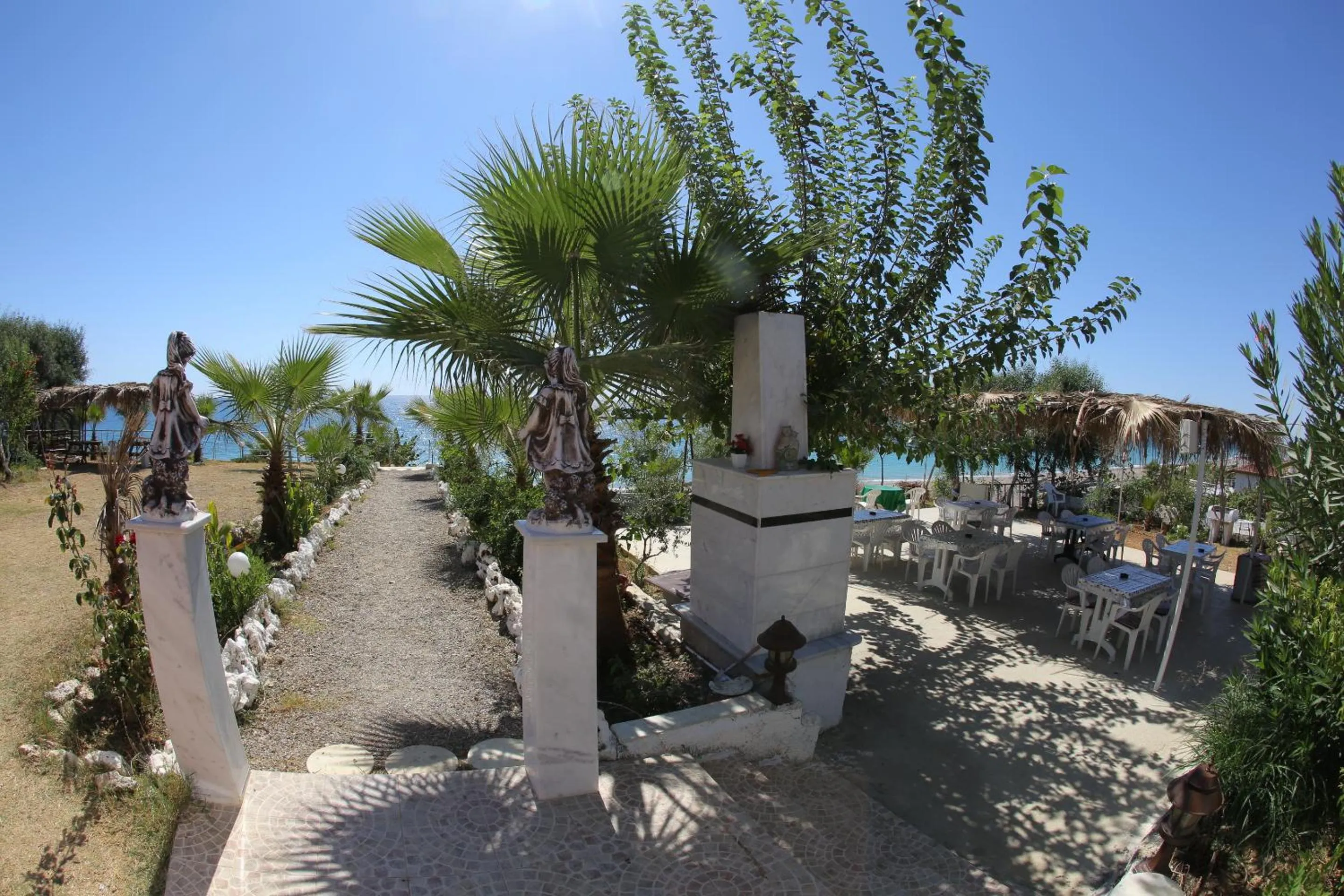 Restaurant/places to eat in Mavi Cennet Camping Caravan