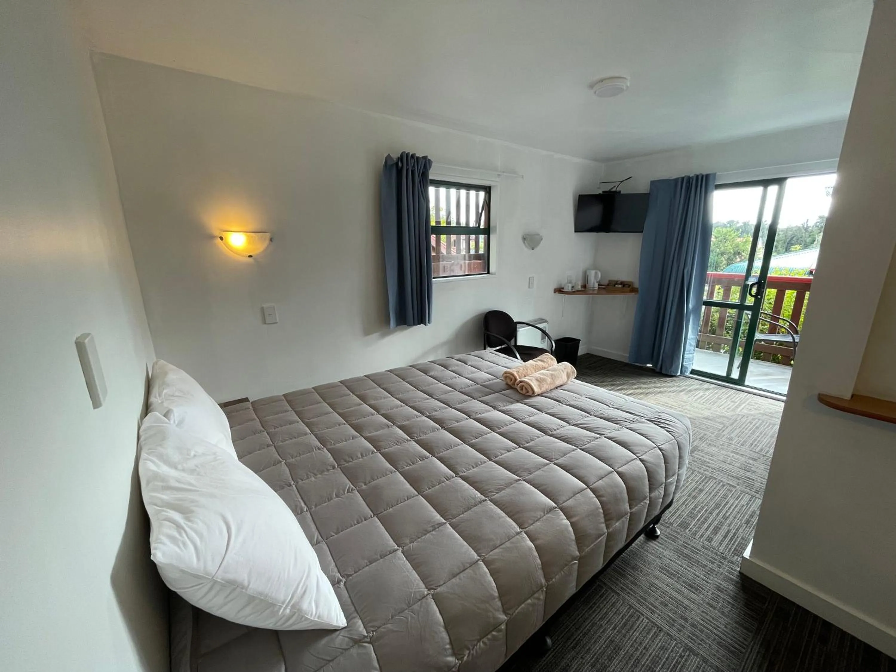 Photo of the whole room, Bed in Fox Glacier Jade Hotel