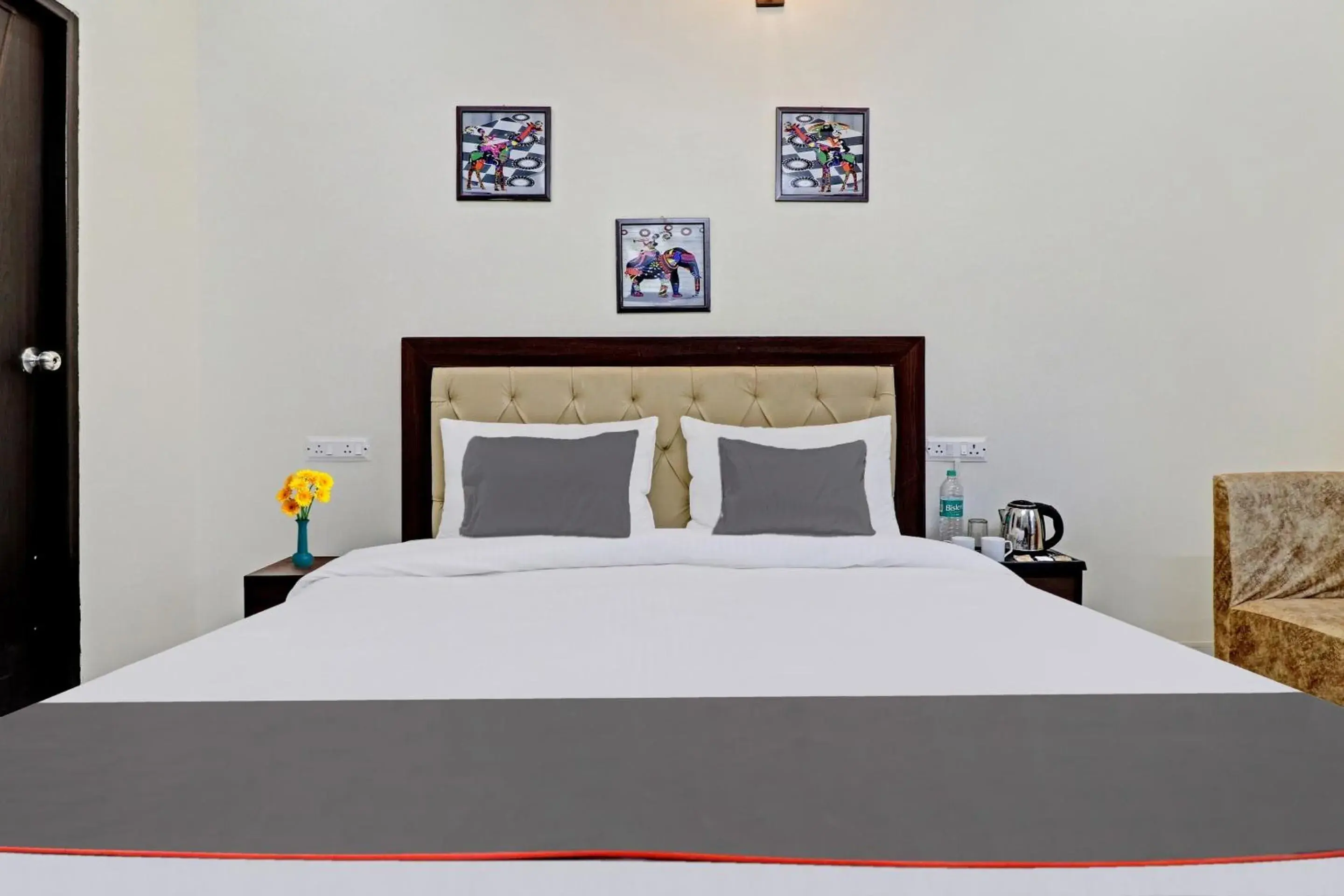 Standard Double Room - single occupancy in Hotel O VICTORIA PALACE Standard Double Room - single occupancy in Hotel O VICTORIA PALACE