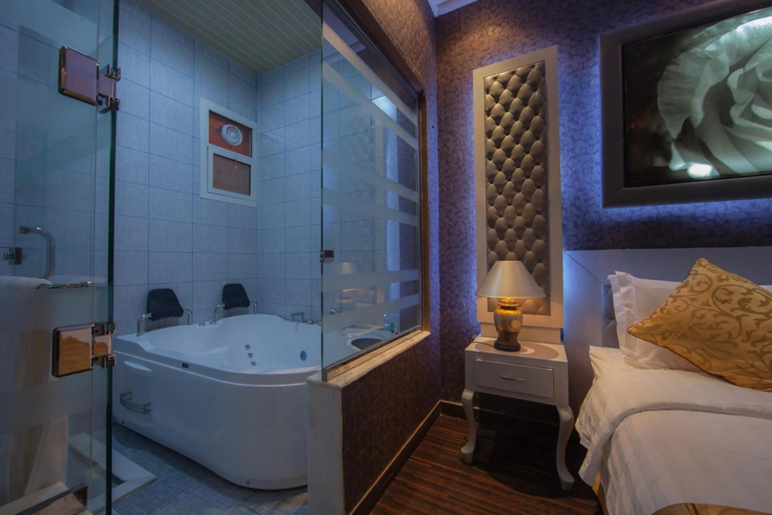 Bathroom, Bed in Taleen Serviced Apartments AlSahafa