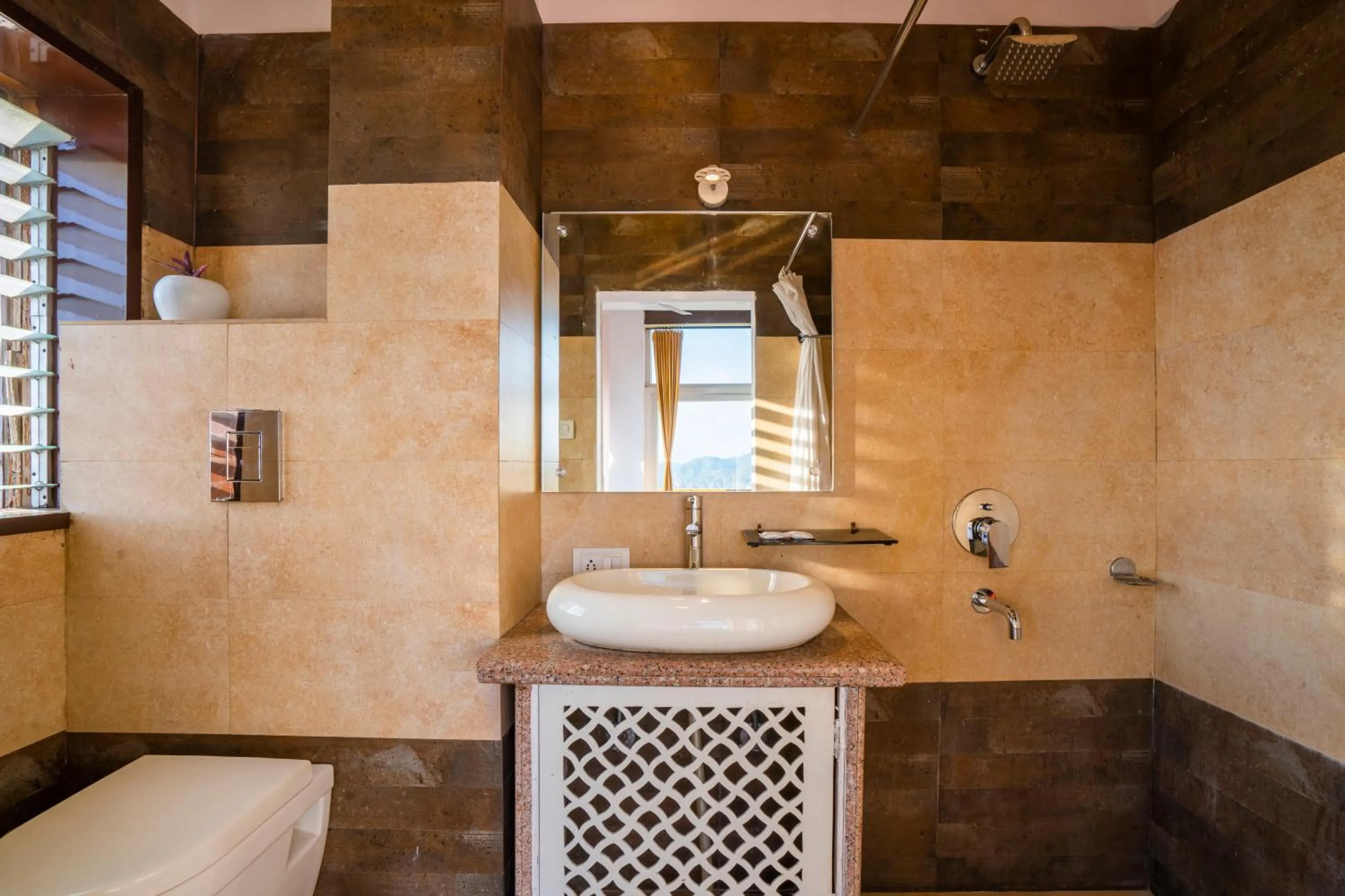 Shower in Zostel Banikhet (Dalhousie)