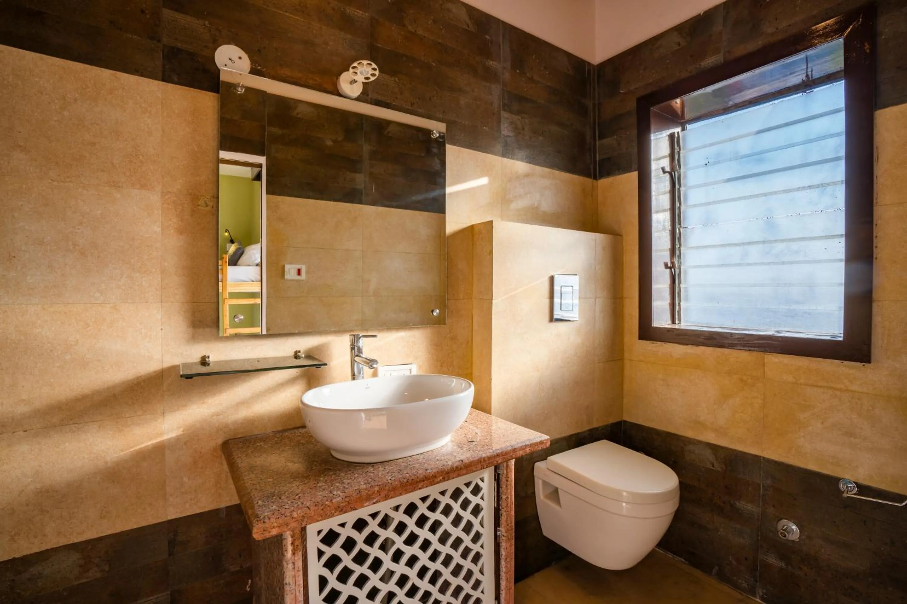 Shower in Zostel Banikhet (Dalhousie)