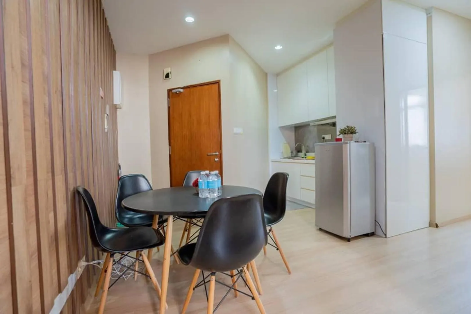 Dining area in 118 Robbin's Nest