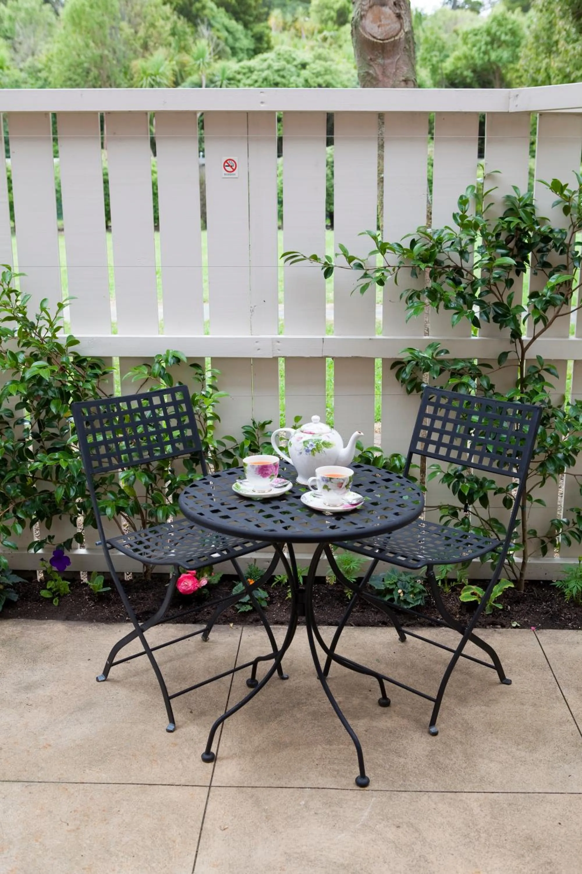 Patio in Kings Of Riccarton Motel- Close to Railway Station and Airport with Shuttle service