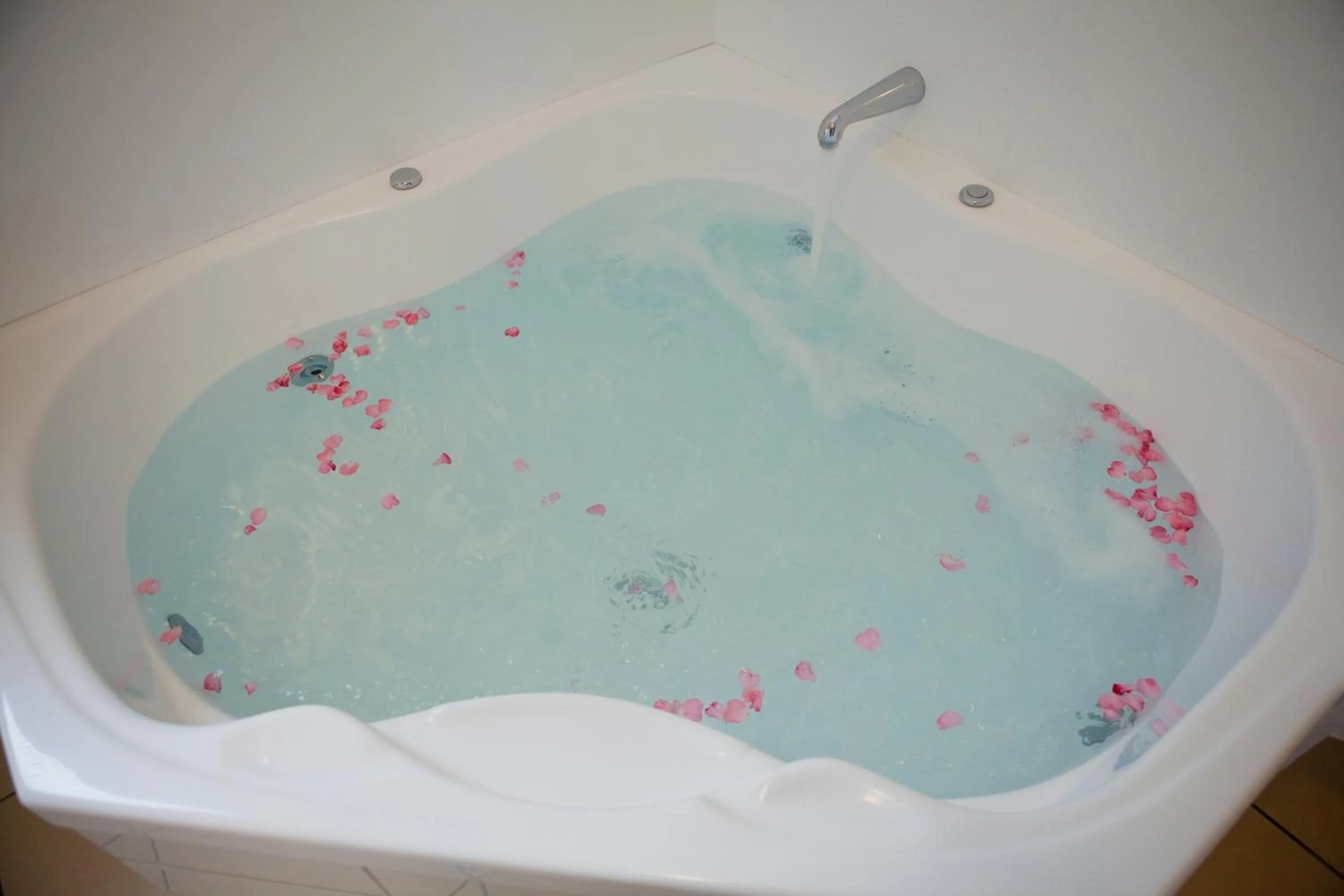 Bath in Kings Of Riccarton Motel- Close to Railway Station and Airport with Shuttle service