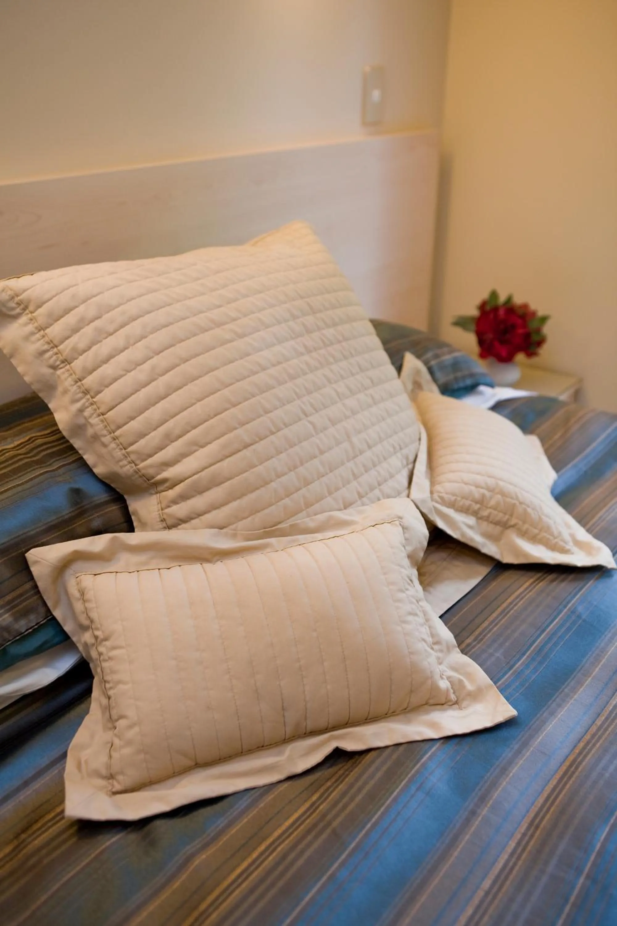 Bed in Kings Of Riccarton Motel- Close to Railway Station and Airport with Shuttle service