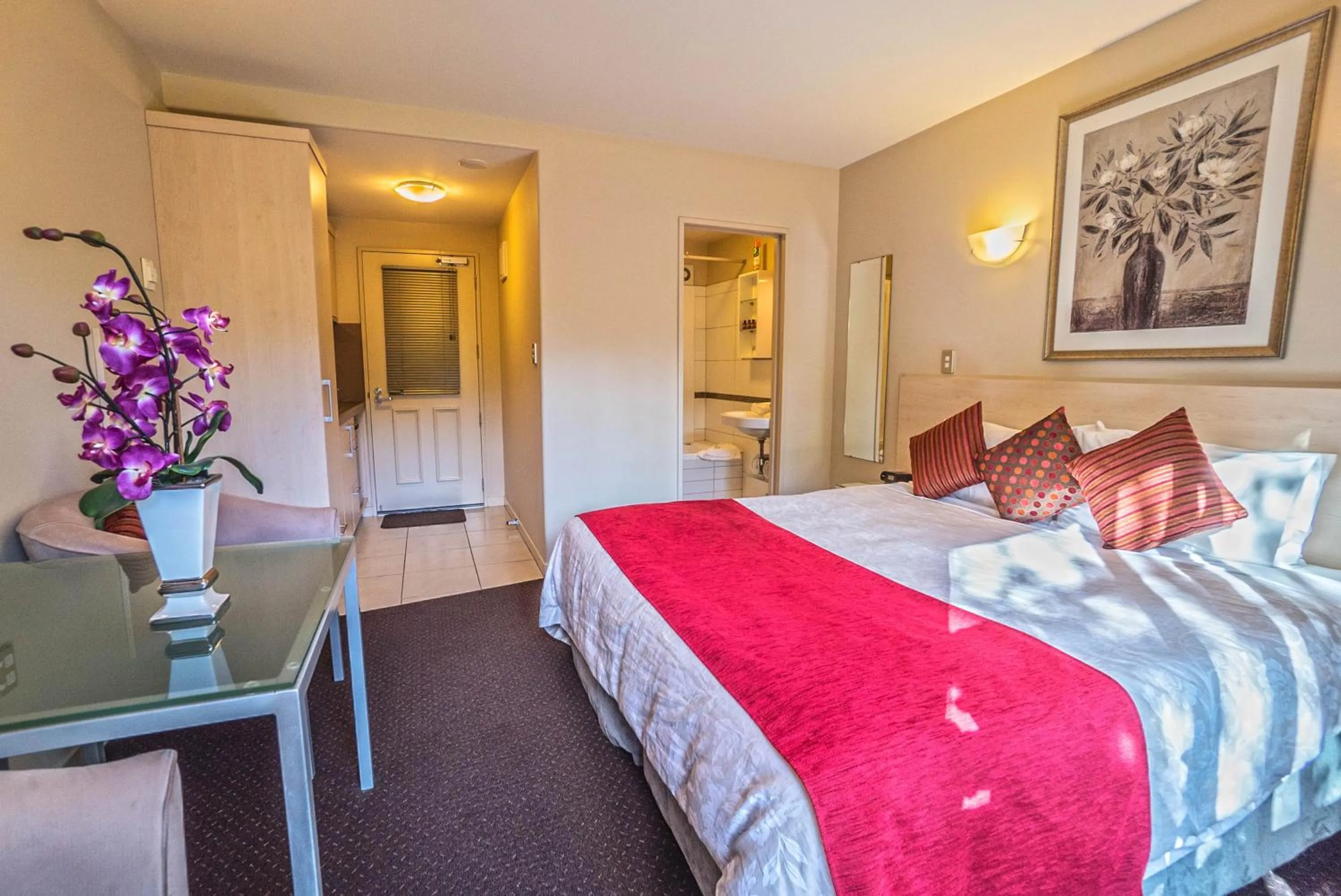 Photo of the whole room, Bed in Kings Of Riccarton Motel- Close to Railway Station and Airport with Shuttle service