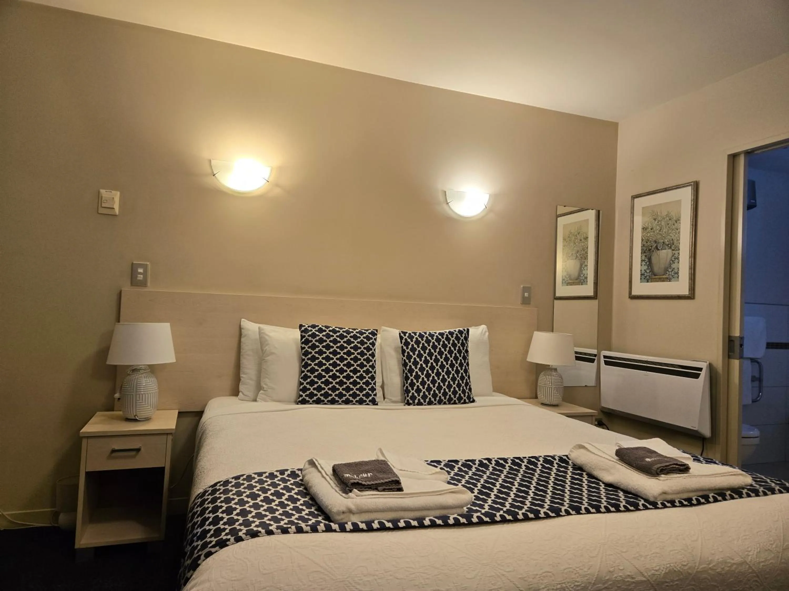 Bed in Kings Of Riccarton Motel- Close to Railway Station and Airport with Shuttle service