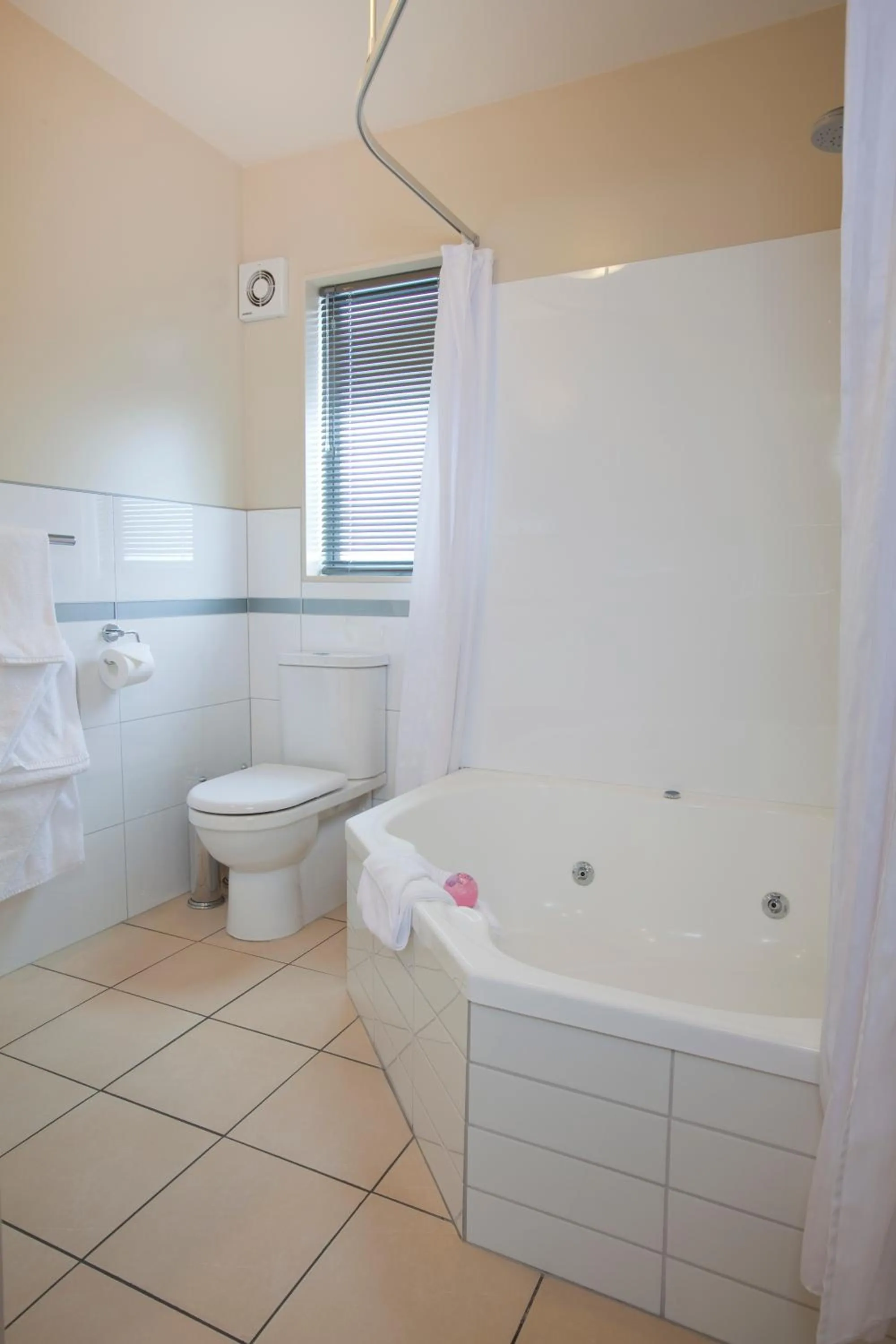 Bathroom in Kings Of Riccarton Motel- Close to Railway Station and Airport with Shuttle service