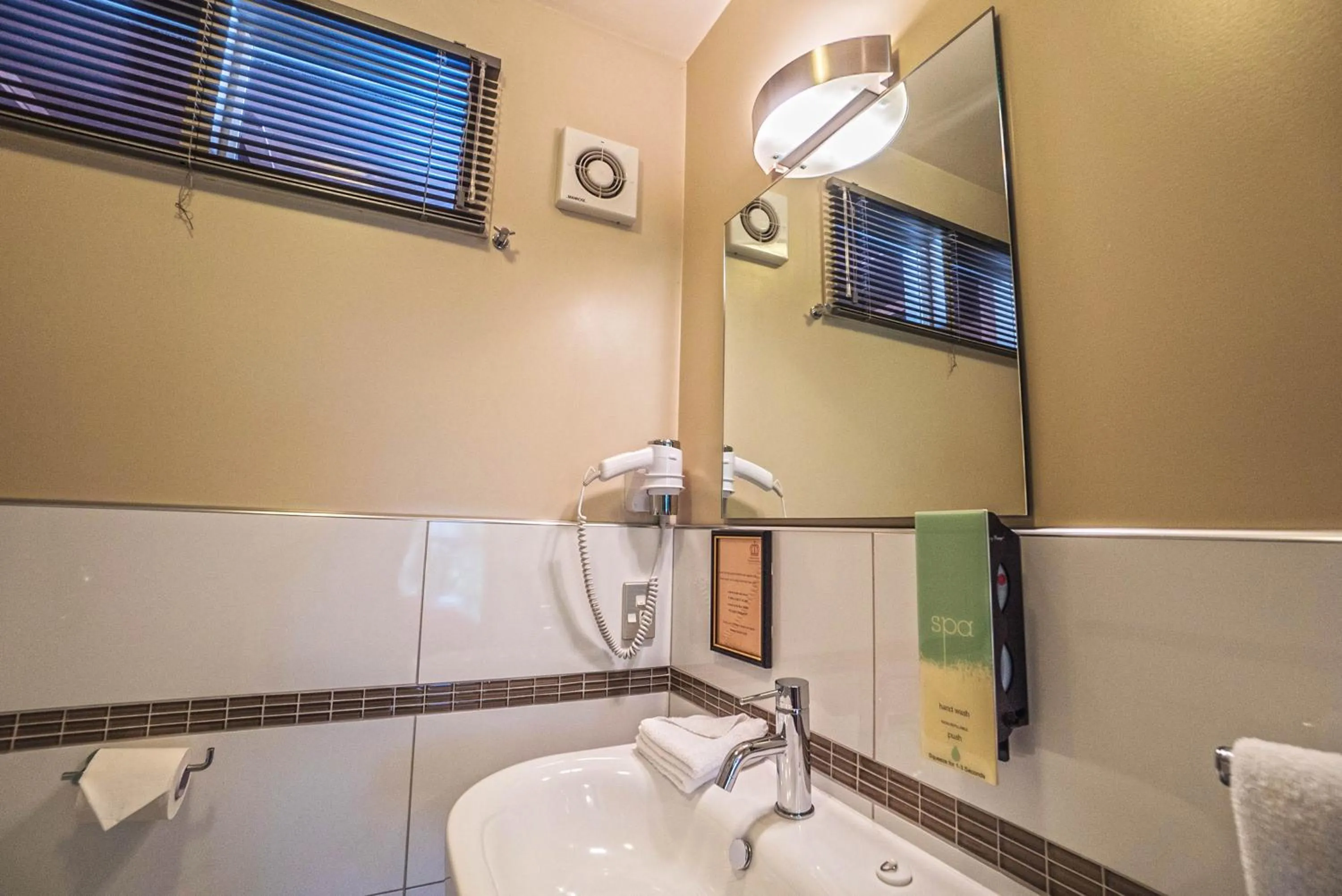 Bathroom in Kings Of Riccarton Motel- Close to Railway Station and Airport with Shuttle service