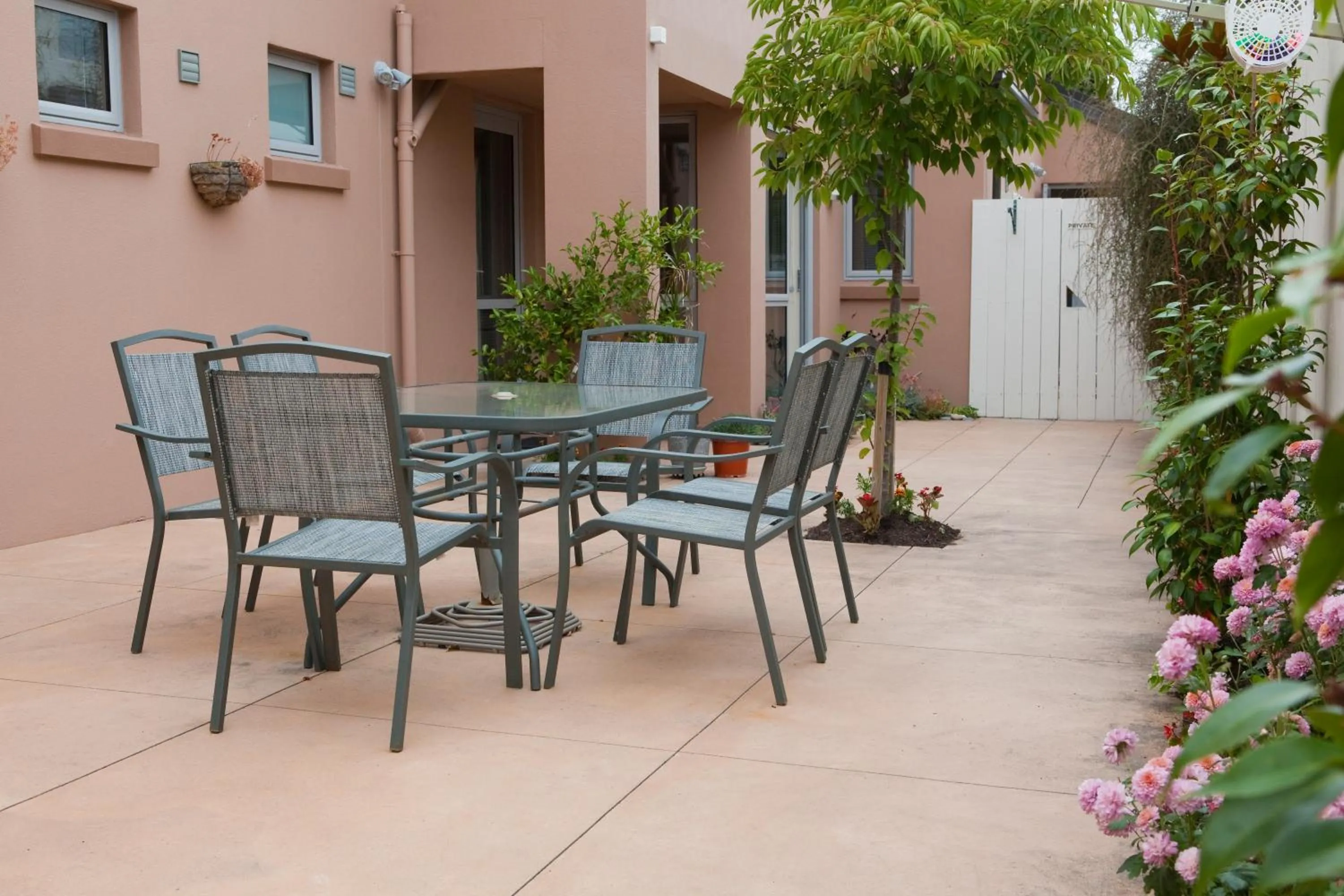Patio in Kings Of Riccarton Motel- Close to Railway Station and Airport with Shuttle service