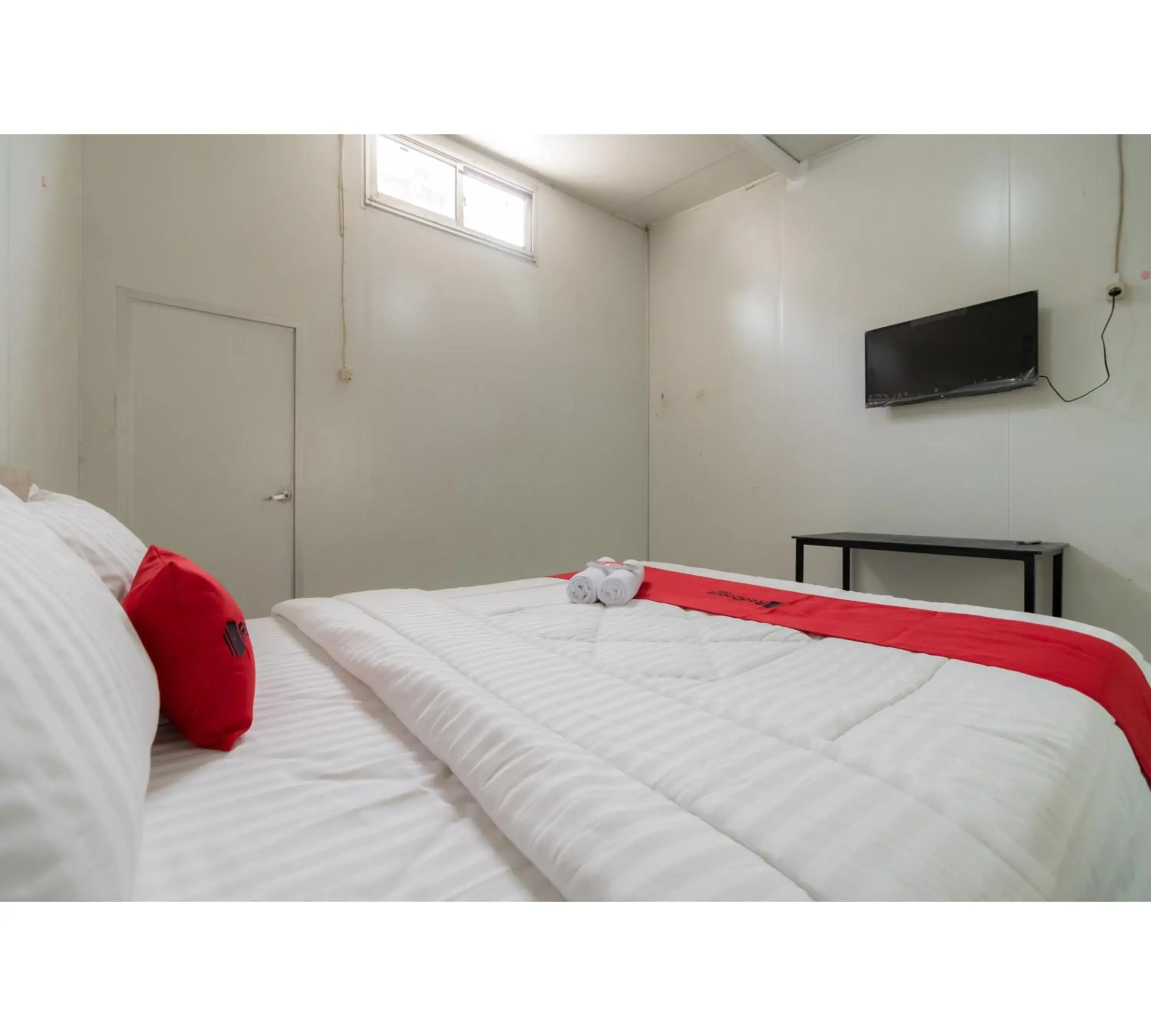 Bed in RedDoorz Syariah at Taman Green Legon Bed in RedDoorz Syariah at Taman Green Legon