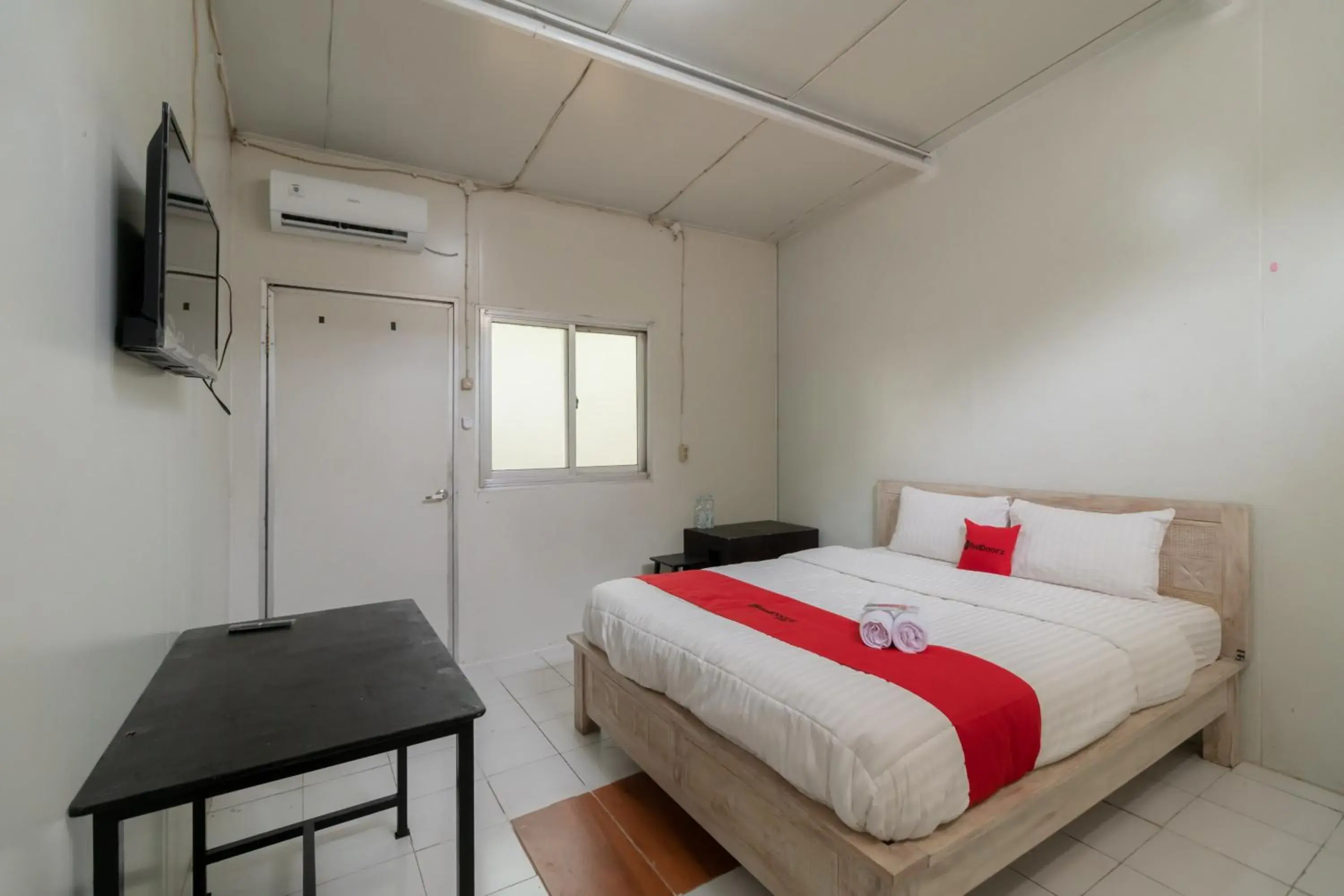 Bed in RedDoorz Syariah at Taman Green Legon Bed in RedDoorz Syariah at Taman Green Legon