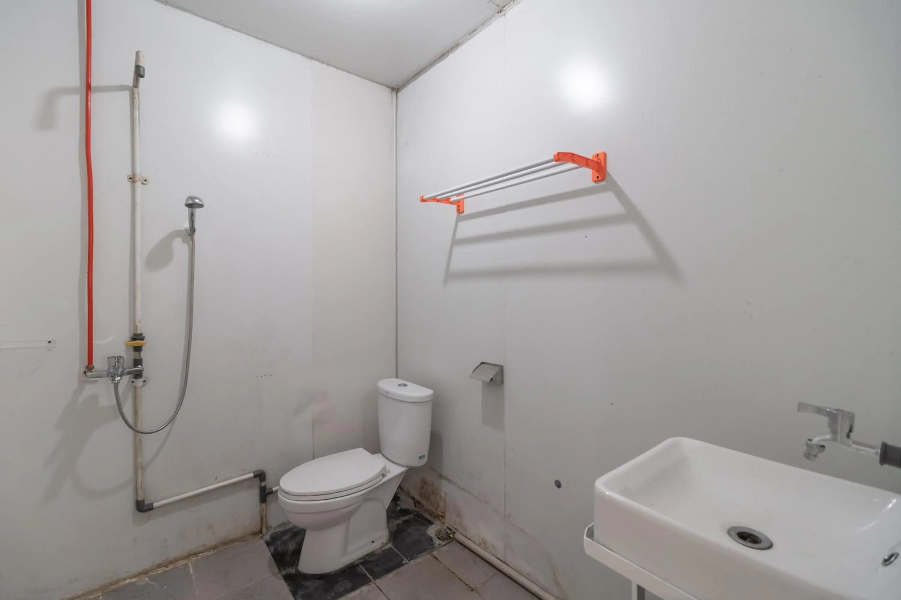 Bathroom in RedDoorz Syariah at Taman Green Legon