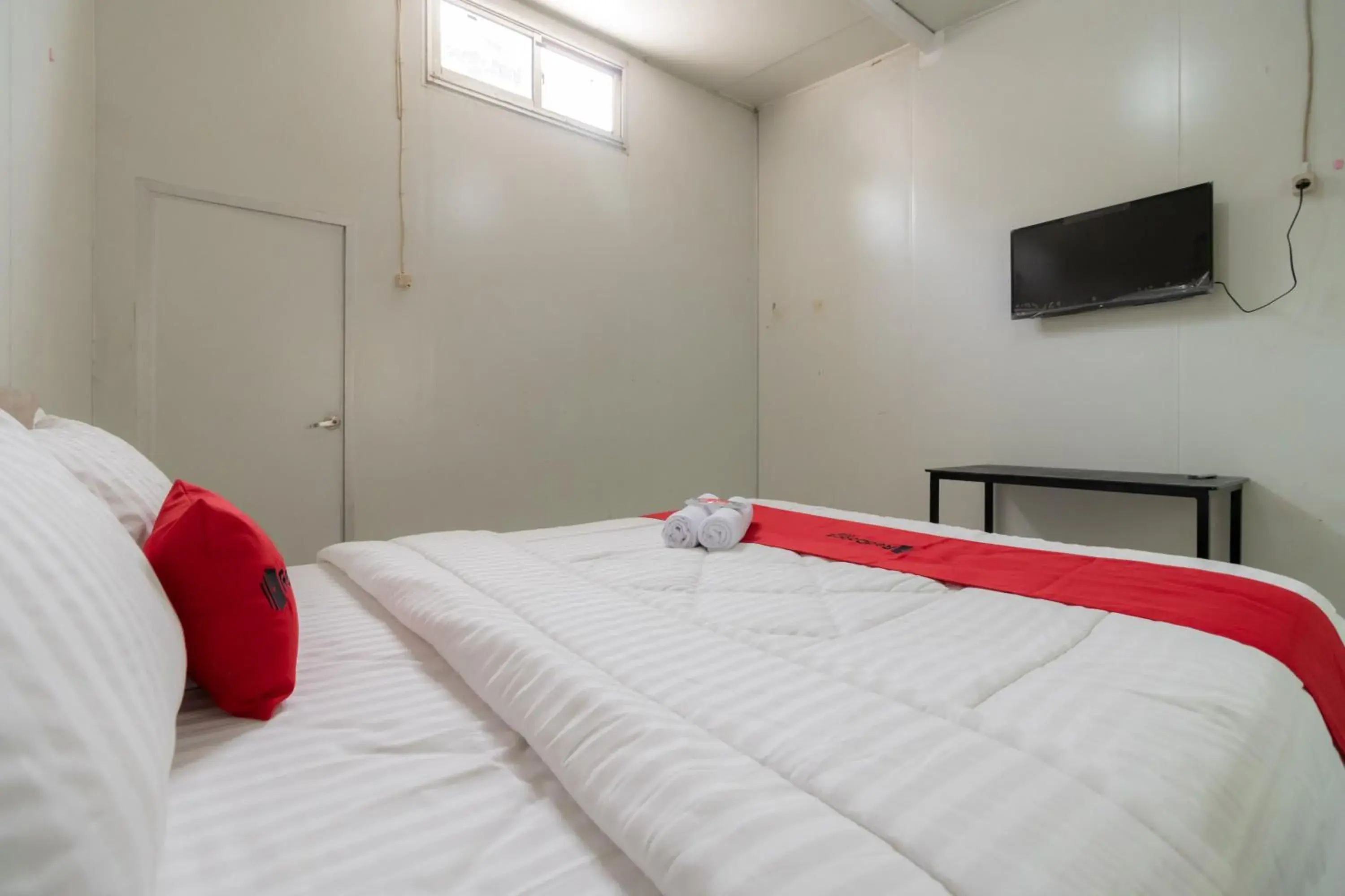 Bed in RedDoorz Syariah at Taman Green Legon Bed in RedDoorz Syariah at Taman Green Legon