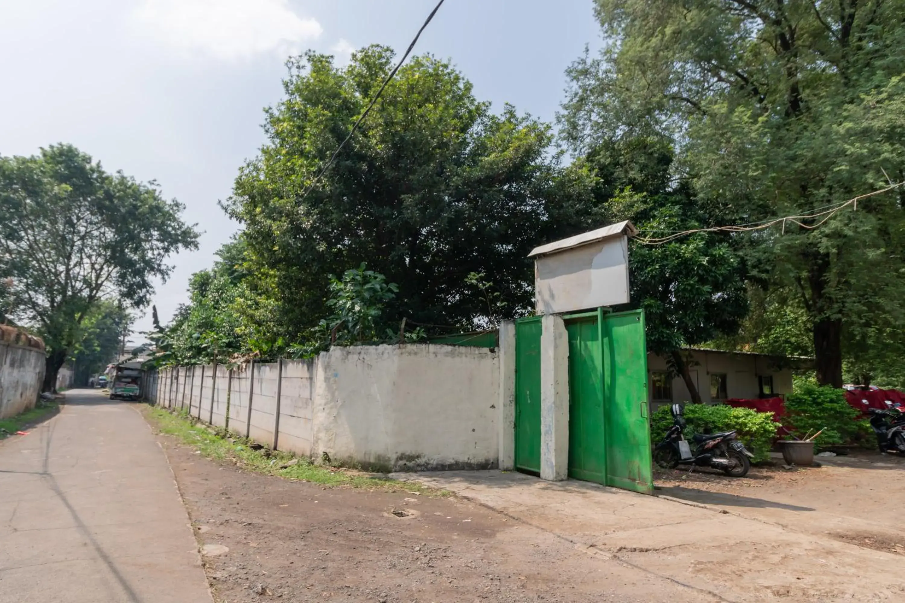 Facade/entrance in RedDoorz Syariah at Taman Green Legon Facade/entrance in RedDoorz Syariah at Taman Green Legon