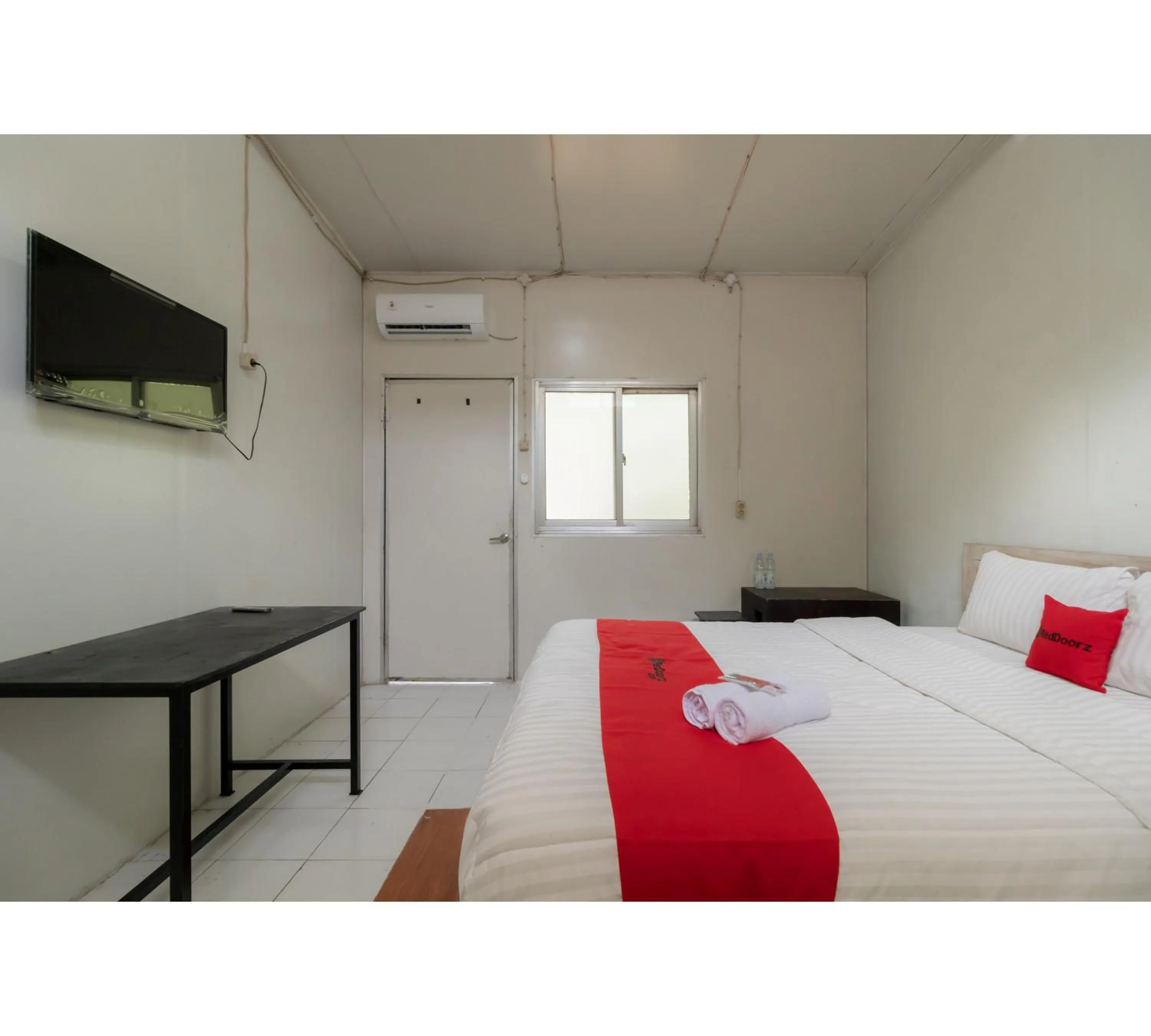 Bed in RedDoorz Syariah at Taman Green Legon