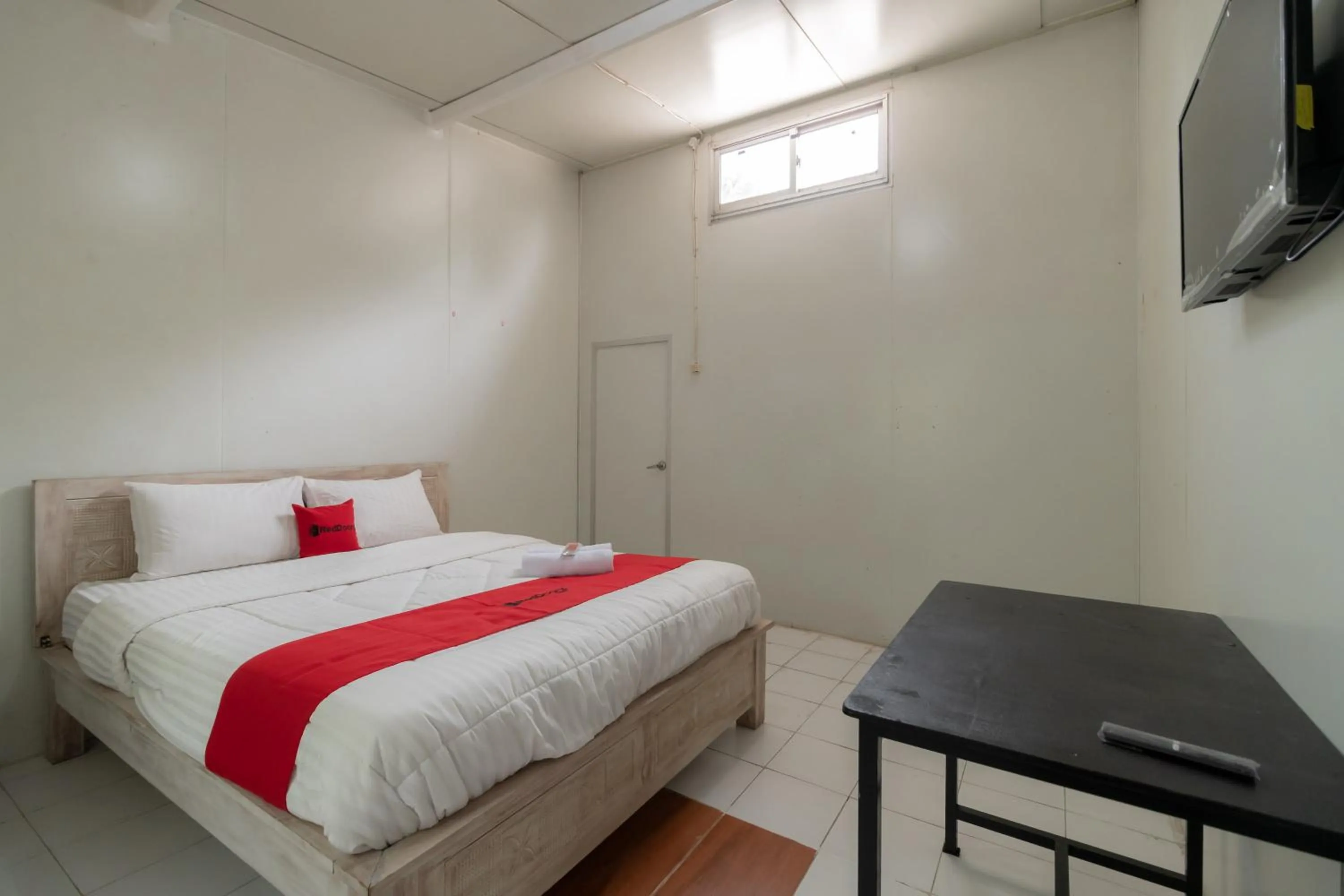 Bed in RedDoorz Syariah at Taman Green Legon