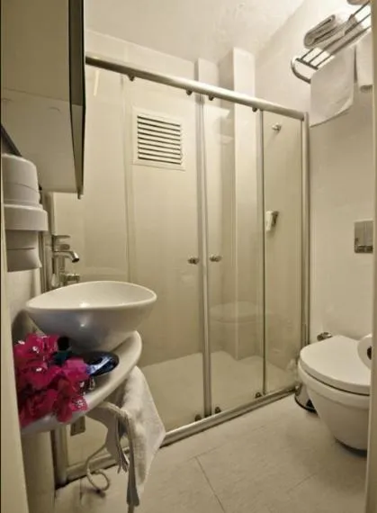 Shower in Club Çapa Hotel