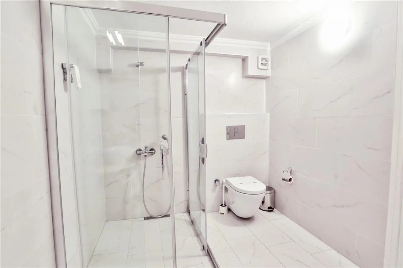 Shower in Club Çapa Hotel