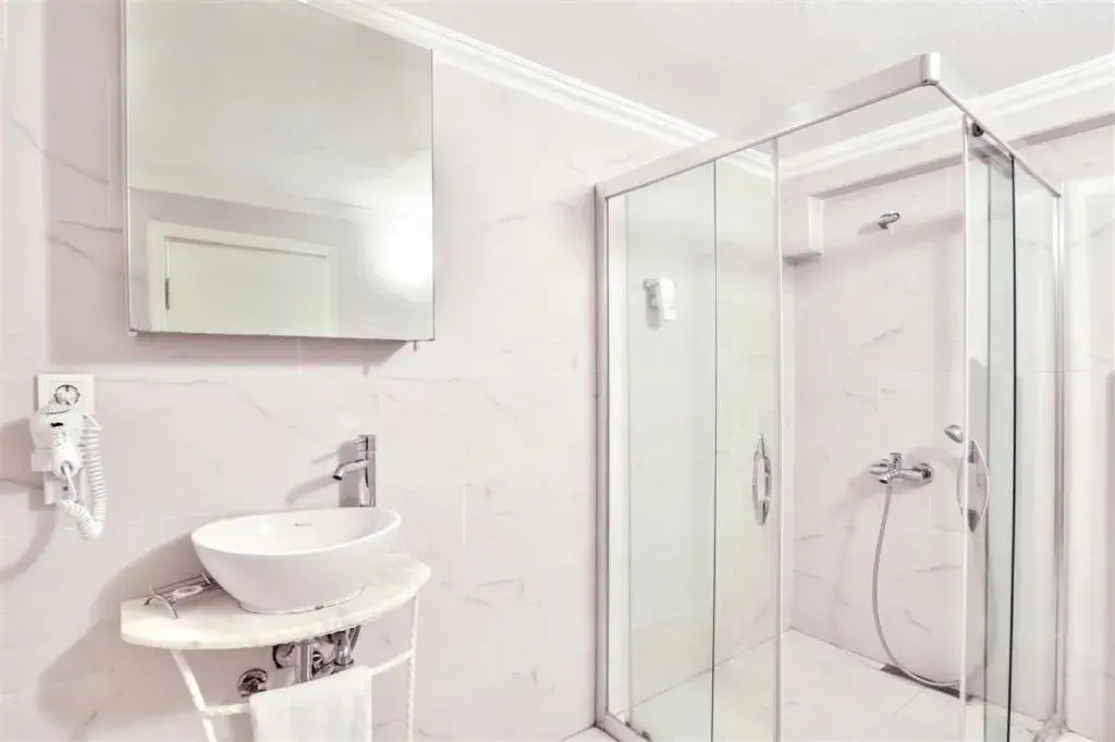 Standard Triple Room with Sea View in Club Çapa Hotel Standard Triple Room with Sea View in Club Çapa Hotel