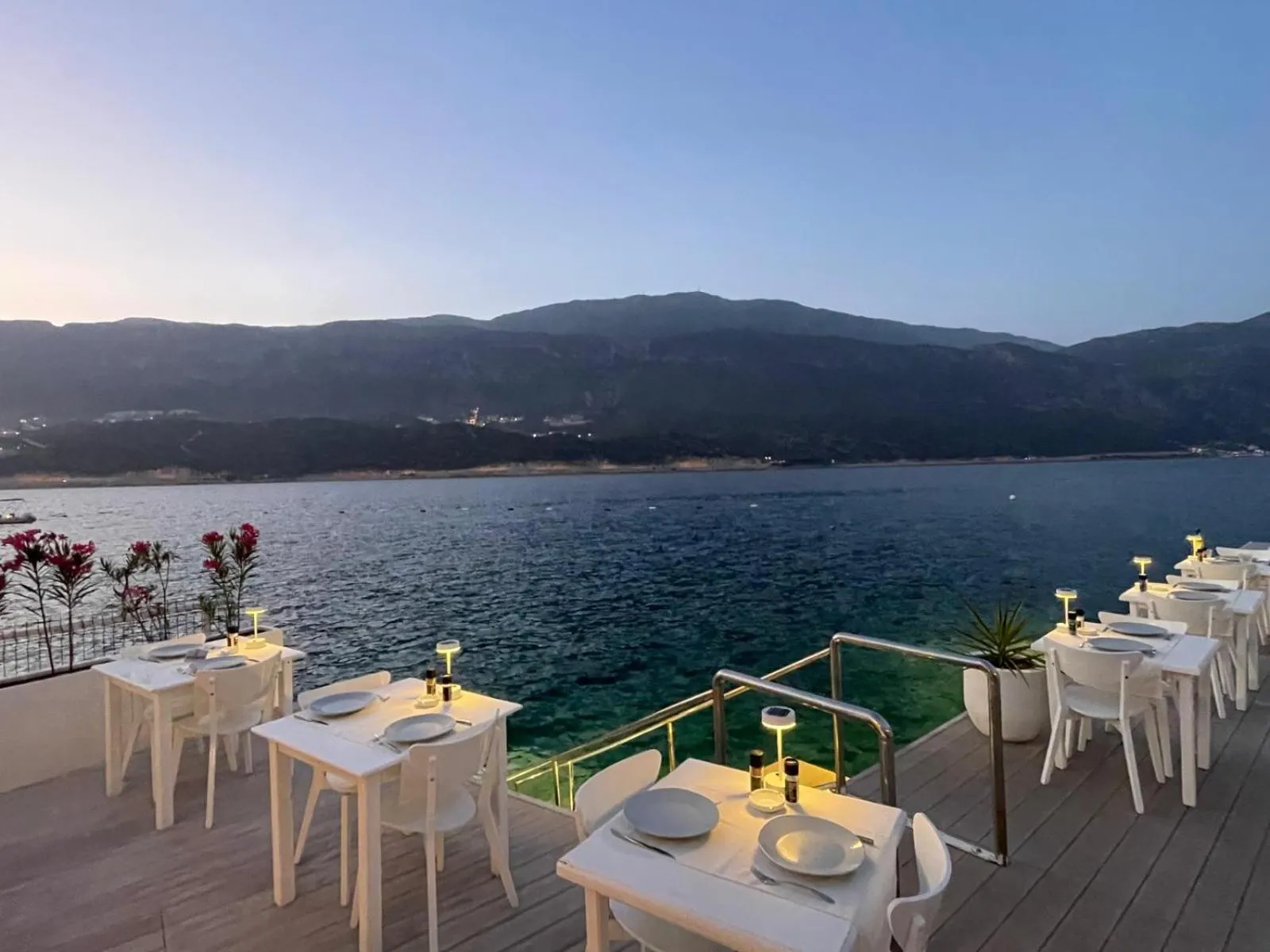 Restaurant/places to eat in Club Çapa Hotel