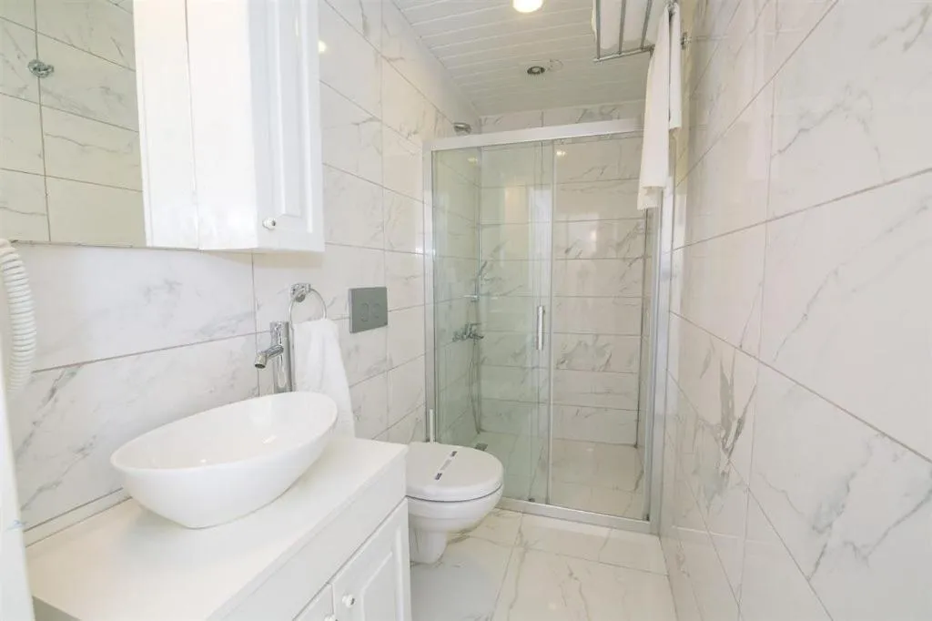 Shower in Club Çapa Hotel