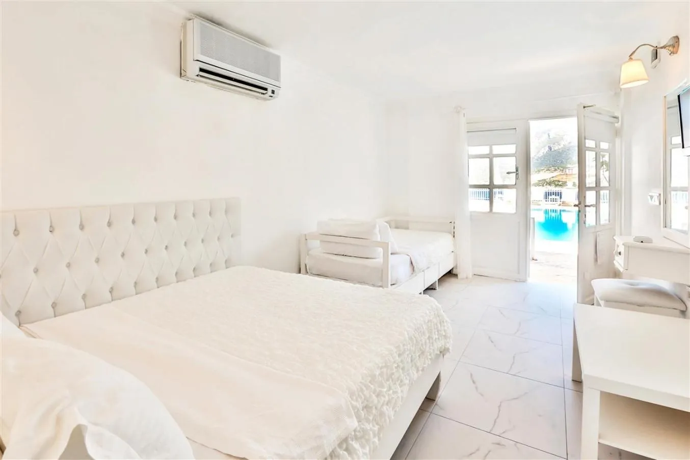 Bed in Club Çapa Hotel