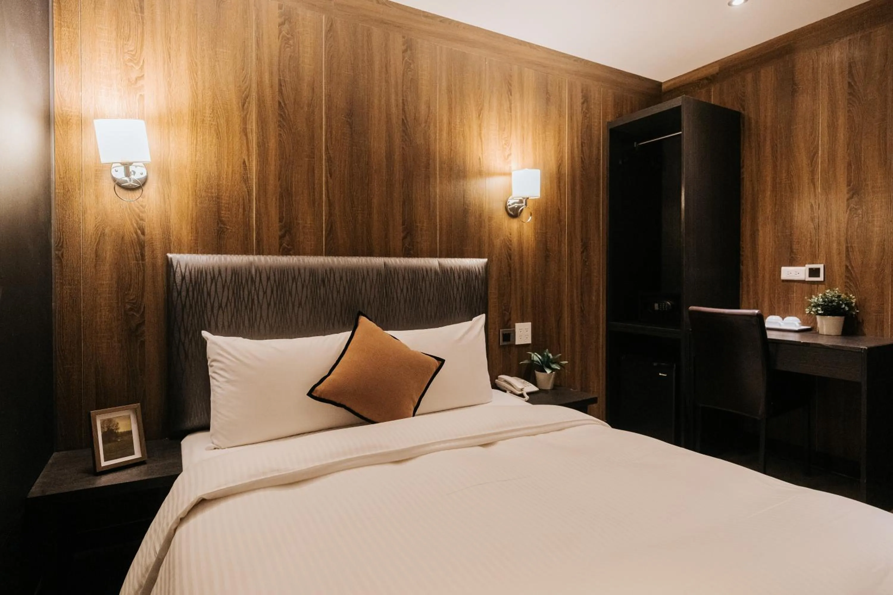 Photo of the whole room, Bed in Water meworld